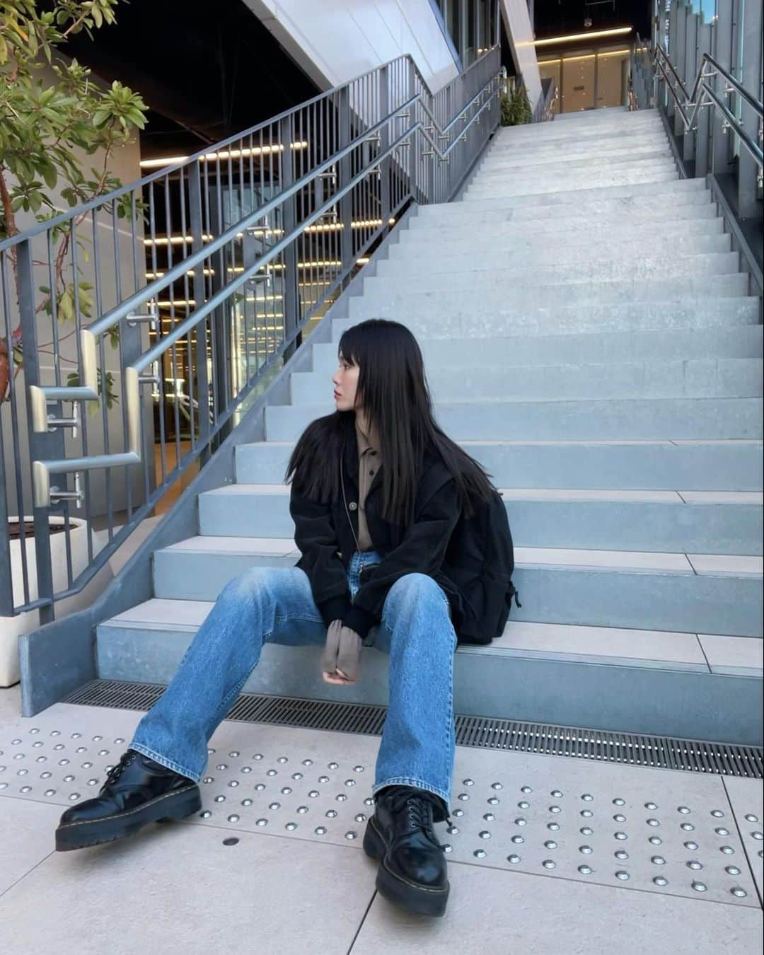 田中シェンさんのインスタグラム写真 - (田中シェンInstagram)「Saturday 💁🏻‍♀️✅  jacket #dior @carboots_  Polo @uniqlo U Pants @levis #vintage  Shoes @drmartensofficial  Small bag @celine   いい天気っ🌈 道ばたの桜🌸さんいい感じ❣️  #shentastic」2月27日 10時51分 - shen_tanaka