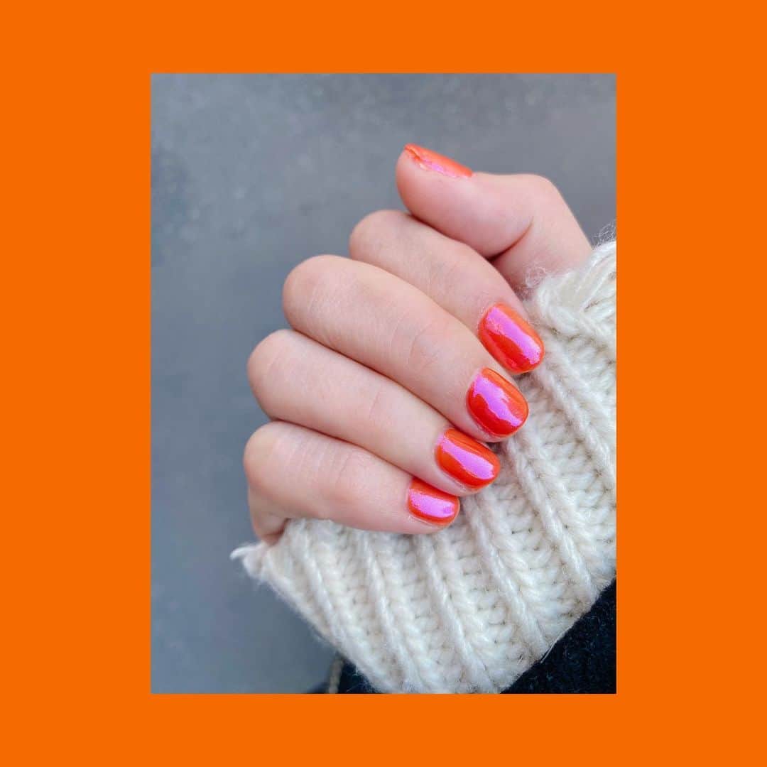 菅長愛子のインスタグラム：「💅🧡🥕🍊 #nail  @maison_des_palmiers  けいかさんに爪を強く可愛くしてもらいました🧡  仕事前に無理矢理行ったのだけど、 急いでやってくれてありがたかったです🙏🥺  オレンジ+オーロラパウダー🍊 可愛い〜🧡🧡ありがとう🙌  またゆっくり時間確保して行くね🍵」