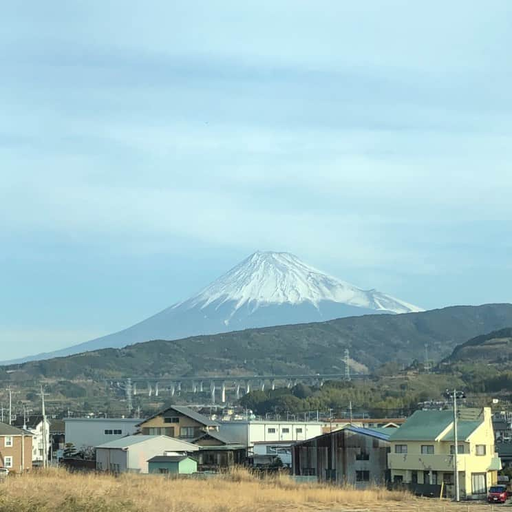 初嶺麿代さんのインスタグラム写真 - (初嶺麿代Instagram)「新幹線からの富士山。 きれいだーーー #霊峰富士 #雪化粧の富士山  #日帰り宝塚」2月27日 10時53分 - hatsunemayo