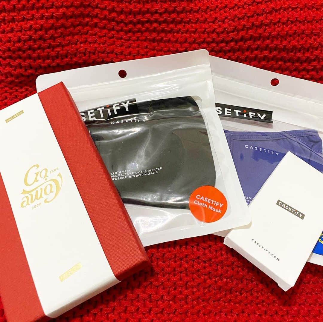 川原星さんのインスタグラム写真 - (川原星Instagram)「新しいiPhone case📱 赤は気分が上がります🔥 3枚目に載せているマスクも @casetify の布マスクです。コットン素材のもので、手洗い可能で何度も使えます。 そろそろ2月も終わり段々暖かくなってきましたが、皆さん体調に気をつけて健康第一で！！  @casetify_jp @casetify  #CASETiFY #StateYourCase」2月27日 10時53分 - 1217sei