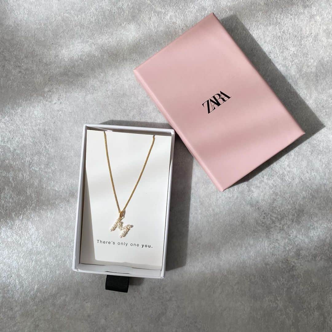 minminmaaaのインスタグラム：「・ ・ ZARA購入品🌟 ・ ・ フェイクパールイニシャルネックレス 1856/023 ・ ・ パールのアクセサリー好きなのでこれは💓 イニシャルモチーフってつい集めたくなりますよね😊 ・ ・ ・  #ママコーデ #ママファッション #プチプラコーデ#シンプルコーデ#コーディネート#着回しコーデ #大人カジュアル#お洒落さんと繋がりたい #locari #mamagirl #gu#ジーユー#gumania#ザラジョ#ザラ#ユニクロ#ネックレス#アクセサリー#zara」