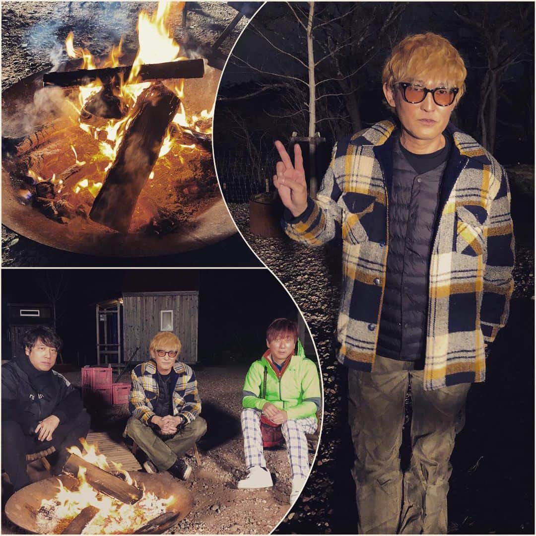 スガシカオのインスタグラム：「24th Anniversary Fan Meeting 「電リク！ソロキャンプ」、木更津クルックフィールズさんにて無事行うことができました。衣装（写真）は、スガフェスT＋FUNKAHOLiCパーカー＋デビュー時アー写で着用のジャケット、で臨みました。  冬の山中はなかなか過酷な状況で、最初はギターを握る手の感覚が全くなかったです。でも徐々に盛り上がっていきました！  寒さや焚き火の熱、雨や風に関しての対策は考えていたのですが、焚き火から出る煙に関しては全く考えていなかったので、現場は本当に煙との戦いでした。終わってから洋服も機材も髪の毛もすべてが燻製みたいな匂いになっていてビックリ。。。  みんなからの直電リクエストも義人の24thスペシャルカレーもマジで最高だったし、もう2時間あっという間で、寒くて死にそうだったけどもっともっと焚き火の前で歌いたかったですねー。  途中音声が途切れ途切れになってしまった部分がありましたのは、極寒の影響で機材の充電が急速に落ちたり、現場不具合からのトラブルだったみたいです。大変申し訳ありませんでした。  24周年の夜、仲間やファンのみんなに囲まれて、一緒に夜を過ごせたのが本当に楽しかったです！ありがとうございました！   また面白い配信企画やりましょう！」