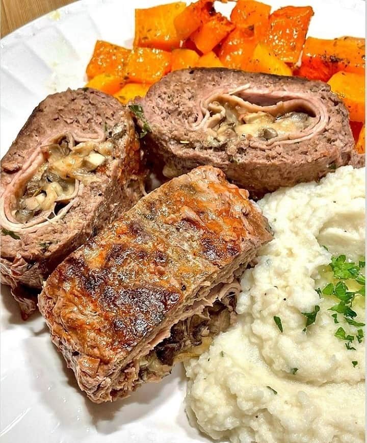 Flavorgod Seasoningsさんのインスタグラム写真 - (Flavorgod SeasoningsInstagram)「STUFFED MEATLOAF w/ CREAMY CAULI MASH & ROASTED BUTTERNUT SQUASH 🌟 by customer @_dashofhappiness_ Seasoned with Flavor God Garlic Lovers Seasoning! - Add delicious flavors to your meals!⬇️ Click link in the bio -> @flavorgod | www.flavorgod.com - what a cozy dinner this was...for the stuffing i used maple roasted turkey but feel free to use ham if you like.. this also makes for the perfect #freezermeal - With a newborn, i love making freezer meals to prep ahead & pop in the oven.  It came out so good even after frozen & reheated in the oven. Just prep, freeze, and when ready just bake covered with foil at 400° F for 50 minutes then uncovered for 10-15mins. ____________  INGREDIENTS * 2 pounds ground beef * 1 yellow grated onion * 5-6 slices 1” cut turkey or ham * 1/2 cup chopped mushrooms (lightly cooked) * 5 slices provolone cheese (or mozzarella ) * 1 tsp oregano * a little less than 1/4 cup chopped parsley * 1 tsp @flavorgod garlic lover’s seasoning * 1 tbs Worcestershire sauce * 1 egg * 1/2 cup @cutdacarb breadcrumbs (pulse bread & season w/ salt pepper & garlic powder) or other low carb breadcrumbs * 1/4 tsp salt and pepper * 2 tbs @ghughessugarfree ketchup  TOPPING * 4 tbs sugar free ketchup * 1 tbs brown @swervesweetie * 2 tbs cider vinegar  METHOD * Preheat oven to 350° F * Mix beef with onion, parsley, egg, breadcrumbs, Worcestershire, ketchup, & all other seasonings listed. Let chill in fridge for 15-20mins * Mix together topping ingredients. * Flatten out beef mixture on cling wrap, making sure the cling wrap is big enough for when you roll the meat length wise. Lay out slices of turkey/ham, cheese & your mushrooms. * Begin rolling your meat into a loaf, seal ends shut. Remove cling wrap & brush with 1/2 of topping glaze. If freezing, brush with half of the glaze and then roll and freeze for later. Place meatloaf onto a lightly greased pan or line with parchment paper & bake 45mins. Remove & brush with rest of the glaze & spoon over any meat juice; bake for another 25-30mins. * Remove & let sit for 10mins. Enjoy with your favorite veggies & mashed cauliflower. I used @birdseyevegetables sour cream & chives cauli-mash!」2月27日 11時00分 - flavorgod