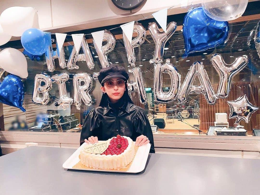 彩姫のインスタグラム：「﻿ ﻿ さぁ。2月が終わってしまう前にお誕生日(2/8でした)の事を更新しないと(てかいい加減にインスタ更新しないと)だから﻿ ﻿ どうぞ﻿ ﻿ お誕生日はゲネしてまして﻿ メンバーやスタッフさんがお祝いしてくれたよ﻿ ありがとやで﻿ (去年もお誕生日の前日がゲネだったからお祝いしてくれたよ)﻿ ﻿ こんなキラキラした可愛いお祝いのされ方は初めてでしたよ﻿ バルーンだよー﻿ キラキラだー﻿ ﻿ ご主人様お嬢様もお祝いのお言葉沢山ありがとうございました﻿ 幸せ者です﻿ これからも素敵に歳を重ねて素敵なお歌を届けてあげるねー﻿ ﻿ ﻿ #bandmaid﻿ #saiki」