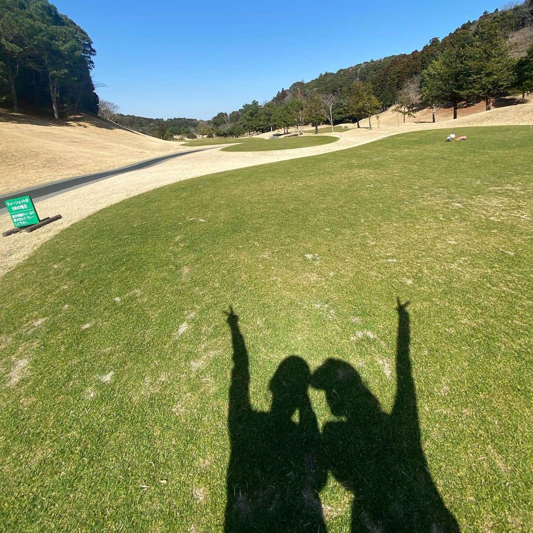 山内鈴蘭さんのインスタグラム写真 - (山内鈴蘭Instagram)「BLACK✖️PINKのゴルフコーデ☺️⛳️ ． ． セットアップだから簡単にコーデできるし ピンクのインラインが細身効果あって 背が小さい私でも可愛く着こなせて 本当にウェアに助けられている🥺❤️ ． 伸びる素材だからスイングしやすいし 汗をかいてしまっても目立たない🙆‍♀️ ． ． ちょーちょー使いやすい アイテムなので、是非是非ですよ🥰 ． ． ゴルフウェア @gorurun_ 💓💓💓 #Gorurun ． ． #ゴルフ #ゴルフ女子 #ゴルフコーデ #ゴルフ女子コーデ #スポーツウェア #セットアップ #細身効果 #スリム効果 #おしゃれゴルフ #ゴルフウェア #ゴルフ好き #golfgirl #golfwear」2月27日 22時02分 - xxsuzuranxx