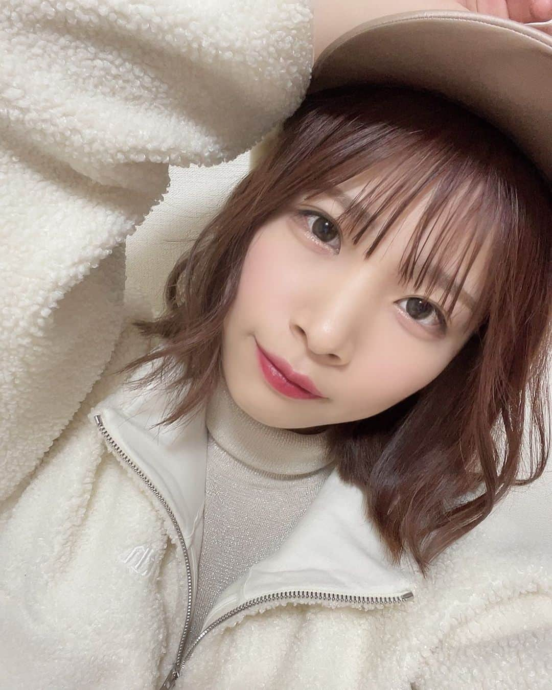 高橋みのりさんのインスタグラム写真 - (高橋みのりInstagram)「このお洋服本当に本当に気に入り♡  もっと #kith 集めたいな☺︎！  #ラストアイドル#高橋みのり#ホワイトコーデ#ショートヘア #キャップ#キャップ女子 #冬 #冬コーデ #アイドル#fashion#fashionstyle #White#」2月27日 21時55分 - tminori_1212