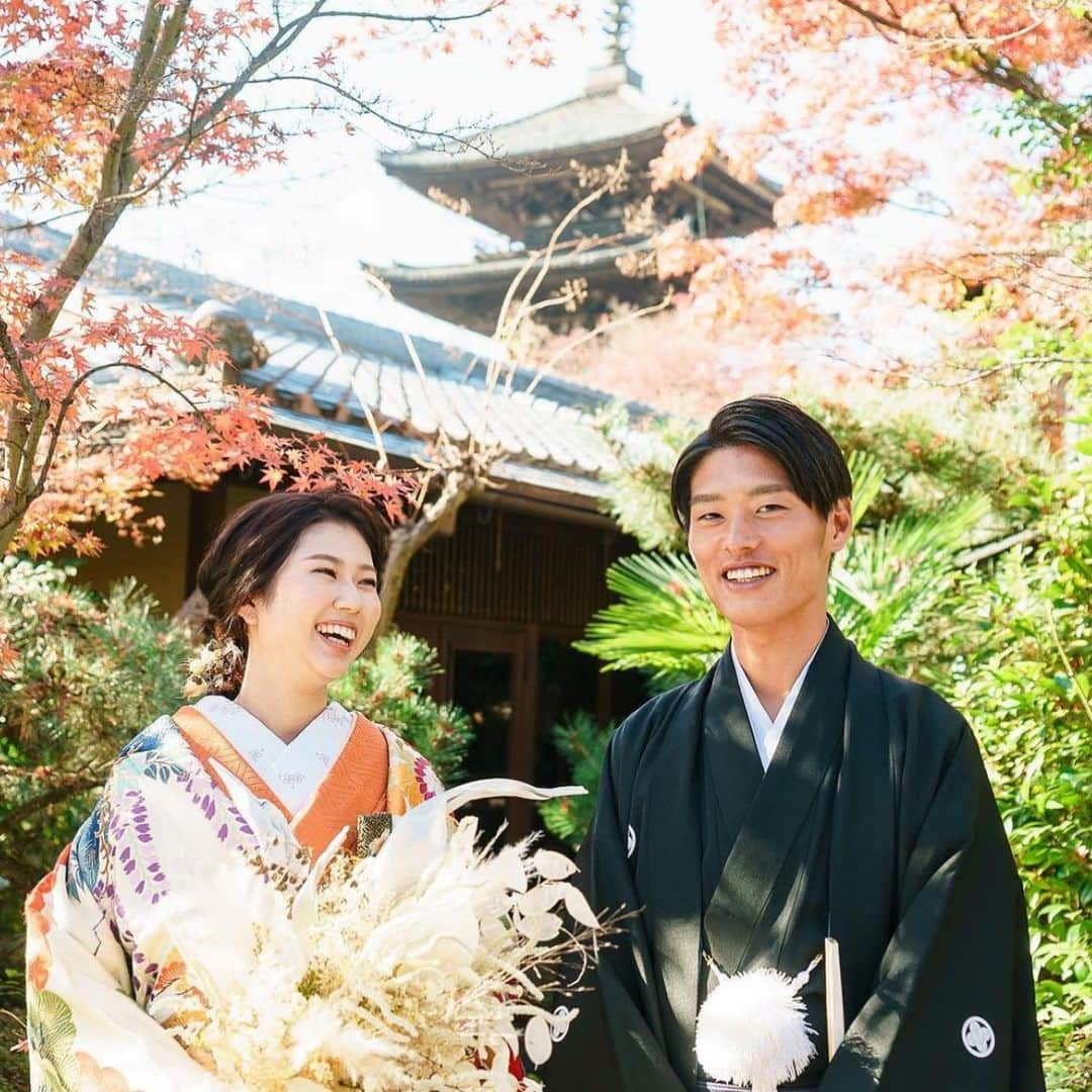 THE SODOH WEDDING OFFICIALさんのインスタグラム写真 - (THE SODOH WEDDING OFFICIALInstagram)「京都の趣きある景色とともに最高の一枚を﻿ ﻿ SODOHは 日本画家の巨匠であった竹内柄鳳が﻿ 美の最高傑作として残した大邸宅です﻿ ﻿ SODOHの前撮りでは歴史ある京都東山ならではの趣きと﻿ 1700坪という広大な敷地が広がる美しい空間で﻿ 四季折々の風情を感じながらここでしか残すことのできない﻿ 貴重なお写真をお撮りいただけます﻿ ﻿ また 結婚式当日と異なる季節での前撮りであれば﻿ 贅沢に当日の季節と前撮りの季節の両方の季節を﻿ 感じていただく事が出来ます﻿ ﻿ そして 前撮りだからこそ﻿ おふたりの自然体の表情を残す事も出来るので﻿ 大自然の中 よりリラックスしたお写真を﻿ 残していただけます﻿ ﻿ みなさまはいつの季節の前撮りをご希望ですか﻿ ﻿ >>> @sodoh_wedding﻿ ﻿ #sodoh花嫁﻿ #thesodohhigashiyamakyoto﻿ #ザソウドウ東山京都#sodoh﻿ #weddingdress #dress #kyoto #wedding﻿ #thetreatdressing﻿ #プレ花嫁 #卒花嫁 #結婚準備 #式場探し﻿ #関西花嫁 #京都花嫁 #京都結婚式#東山」2月27日 21時55分 - sodoh_wedding