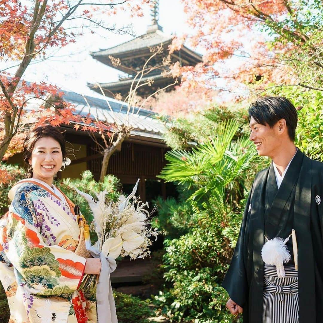 THE SODOH WEDDING OFFICIALさんのインスタグラム写真 - (THE SODOH WEDDING OFFICIALInstagram)「京都の趣きある景色とともに最高の一枚を﻿ ﻿ SODOHは 日本画家の巨匠であった竹内柄鳳が﻿ 美の最高傑作として残した大邸宅です﻿ ﻿ SODOHの前撮りでは歴史ある京都東山ならではの趣きと﻿ 1700坪という広大な敷地が広がる美しい空間で﻿ 四季折々の風情を感じながらここでしか残すことのできない﻿ 貴重なお写真をお撮りいただけます﻿ ﻿ また 結婚式当日と異なる季節での前撮りであれば﻿ 贅沢に当日の季節と前撮りの季節の両方の季節を﻿ 感じていただく事が出来ます﻿ ﻿ そして 前撮りだからこそ﻿ おふたりの自然体の表情を残す事も出来るので﻿ 大自然の中 よりリラックスしたお写真を﻿ 残していただけます﻿ ﻿ みなさまはいつの季節の前撮りをご希望ですか﻿ ﻿ >>> @sodoh_wedding﻿ ﻿ #sodoh花嫁﻿ #thesodohhigashiyamakyoto﻿ #ザソウドウ東山京都#sodoh﻿ #weddingdress #dress #kyoto #wedding﻿ #thetreatdressing﻿ #プレ花嫁 #卒花嫁 #結婚準備 #式場探し﻿ #関西花嫁 #京都花嫁 #京都結婚式#東山」2月27日 21時55分 - sodoh_wedding