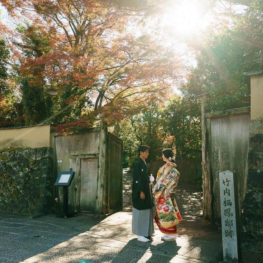 THE SODOH WEDDING OFFICIALさんのインスタグラム写真 - (THE SODOH WEDDING OFFICIALInstagram)「京都の趣きある景色とともに最高の一枚を﻿ ﻿ SODOHは 日本画家の巨匠であった竹内柄鳳が﻿ 美の最高傑作として残した大邸宅です﻿ ﻿ SODOHの前撮りでは歴史ある京都東山ならではの趣きと﻿ 1700坪という広大な敷地が広がる美しい空間で﻿ 四季折々の風情を感じながらここでしか残すことのできない﻿ 貴重なお写真をお撮りいただけます﻿ ﻿ また 結婚式当日と異なる季節での前撮りであれば﻿ 贅沢に当日の季節と前撮りの季節の両方の季節を﻿ 感じていただく事が出来ます﻿ ﻿ そして 前撮りだからこそ﻿ おふたりの自然体の表情を残す事も出来るので﻿ 大自然の中 よりリラックスしたお写真を﻿ 残していただけます﻿ ﻿ みなさまはいつの季節の前撮りをご希望ですか﻿ ﻿ >>> @sodoh_wedding﻿ ﻿ #sodoh花嫁﻿ #thesodohhigashiyamakyoto﻿ #ザソウドウ東山京都#sodoh﻿ #weddingdress #dress #kyoto #wedding﻿ #thetreatdressing﻿ #プレ花嫁 #卒花嫁 #結婚準備 #式場探し﻿ #関西花嫁 #京都花嫁 #京都結婚式#東山」2月27日 21時55分 - sodoh_wedding