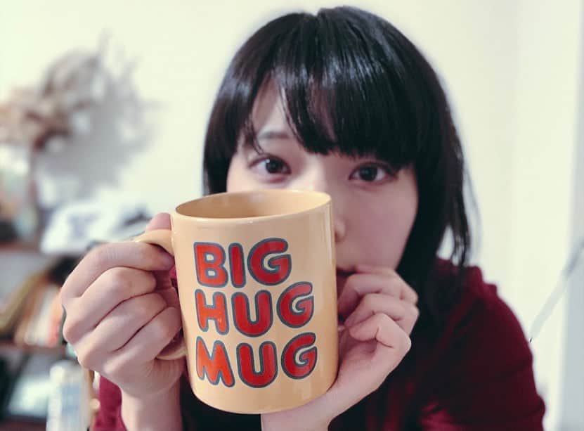 岸井ゆきののインスタグラム：「好きな映画やドラマのグッズはほとんど持たないけれど好きな映画に出てきたものそのもの、はめちゃめちゃ欲しい。 単純に映画の一部が生活の一部になったらサイコーなので。 だからこれだ！と思ったものはインターネットに張り付いて血眼になって探してだいたいは海外から取り寄せているのですが、これは色がちがったり、字体が変わっていたり、見つけた時には売り切れだったりして、手に入れるのに苦労したーー でもちゃんと見つけた。世界は今でも広い。嬉しい。ずっと待っていてよかった。持ち歩いて全部これに入れて飲むんだ。 何度も見るくらい好きなトゥルーディテクティブのseason1、マシューマコノヒーが過去を語るシーンで片隅に必ずあって最終的には灰皿になってしまうBIG HUG MUGです。 若干デザインが違いますがツインピークスとマニアックでも発見されています☕️  ディテクティブといえば刑事、ですが（むりやりだけど） 明日の夜9時から、日曜劇場『天国と地獄〜サイコな２人〜』　@tengokutojigoku_tbs  7話の放送があります！わたしも出演しています。 ぜひ見てくださいね☺️☺️☺️」
