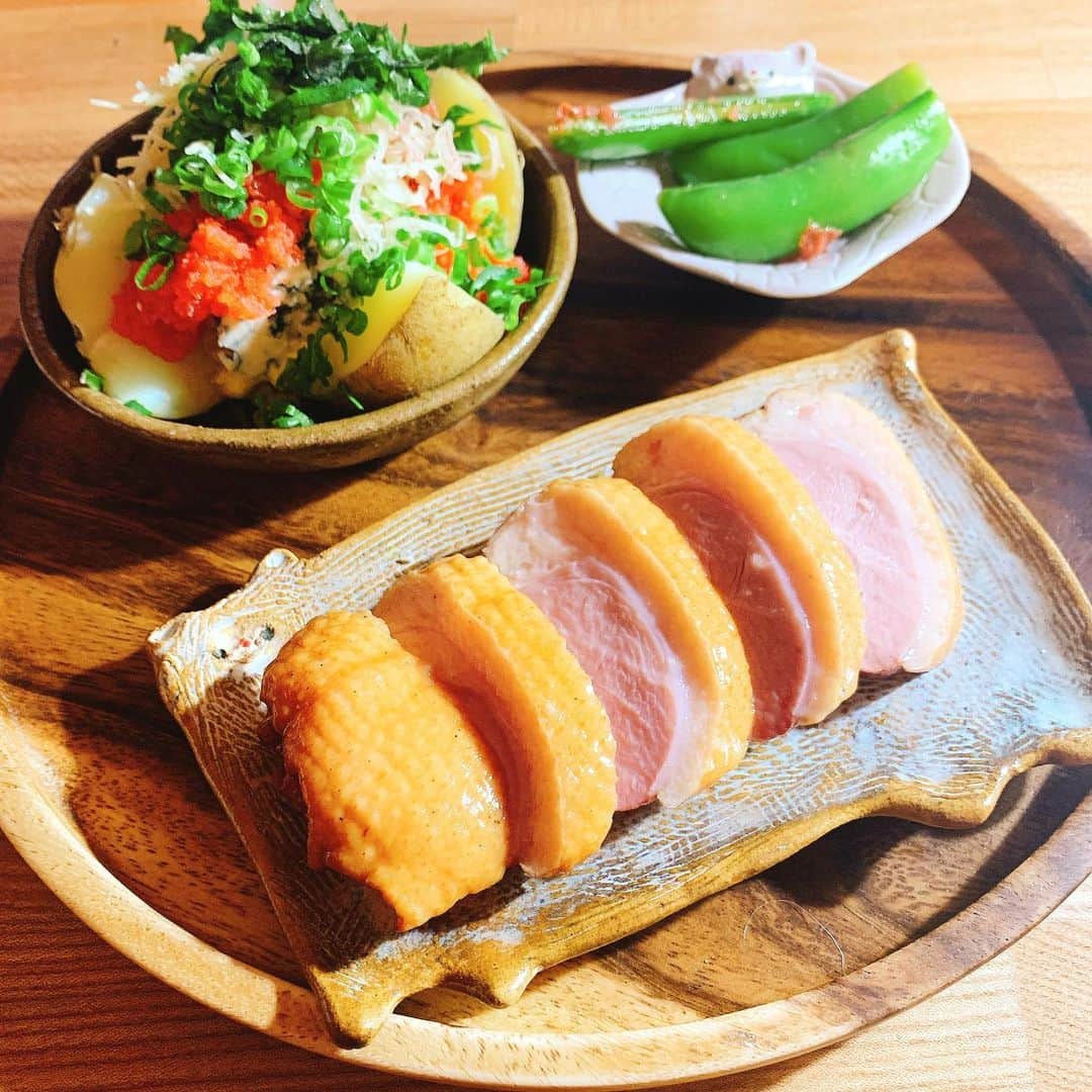 谷口菜津子のインスタグラム：「晩酌 ・ ・ 合鴨スモーク、蒸した新じゃがブルーチーズ明太子がけ、スナップエンドウの梅おひたし ・ ・ おひたしをいつもしょっぱくしてしまうのだけど今日は良い感じにできた。 腹減ってる時に作ると味濃くしてしまう。 ・ #晩酌」