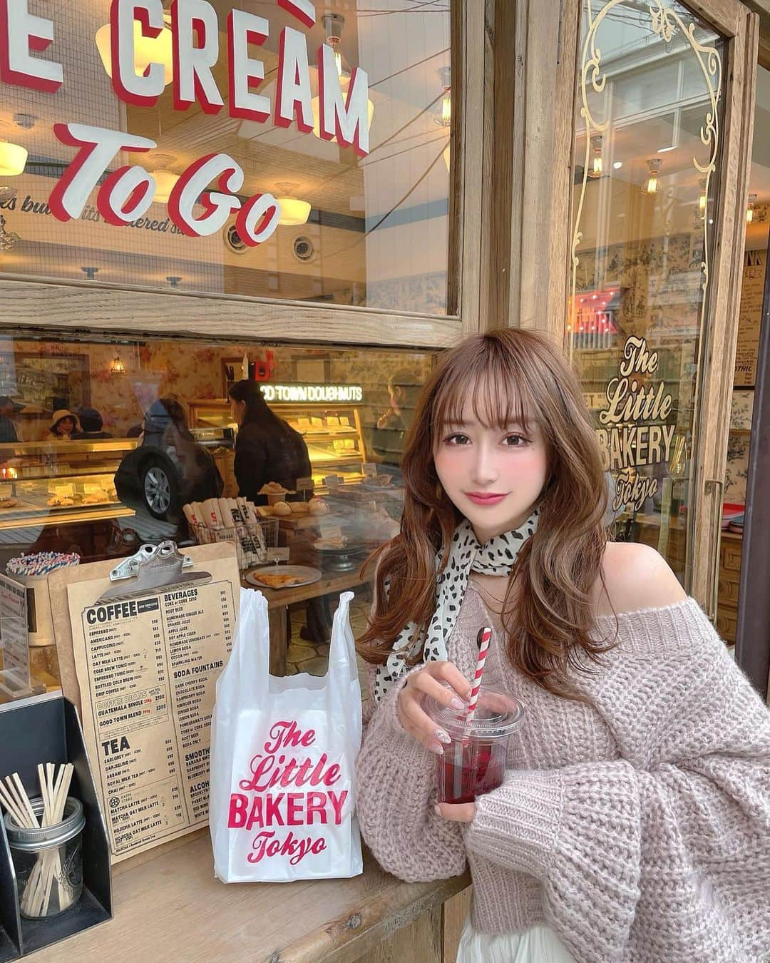 ゆかちんさんのインスタグラム写真 - (ゆかちんInstagram)「リニューアルしたからまた行ってきた🥖🥐🥨﻿ ﻿ ﻿ ﻿ ﻿ 表参道から徒歩5分のパン屋さん🍞﻿ @thelittlebakerytokyo ﻿ テイクアウトしてる人も多かったし﻿🌭 店内で食べれるようになったから嬉しい✨﻿ サラダ🥗かスープとかもあったよ😍  外観も中もめっちゃ可愛かった🍩💞🤲 食べたいものありすぎて迷ったから いっぱい買ってテイクアウトしまちた(•'-'•)  ﻿ ﻿ ﻿ ﻿ ﻿ #thelittlebakerytokyo #パン屋 ﻿ #ザリトルベーカリートーキョー ﻿ #原宿カフェ#表参道カフェ ﻿ #明治神宮前カフェ #映えカフェ ﻿ #渋谷カフェ #表参道#渋谷﻿ #パン屋巡り #カフェ巡り#東京カフェ ﻿ #表参道スイーツ #映えスポット ﻿ #表参道ランチ#青山カフェ#渋谷カフェ巡り ﻿ #恵比寿カフェ #スイーツ巡り#新宿カフェ ﻿ #おしゃれカフェ東京 #銀座カフェ﻿ #六本木カフェ#映えカフェ#カフェ巡り ﻿ #カフェ好きな人と繋がりたい ﻿ #オシャレさんと繋がりたい #穴場カフェ ﻿ #omotesanb #cafestagram」2月27日 21時59分 - y__chan___