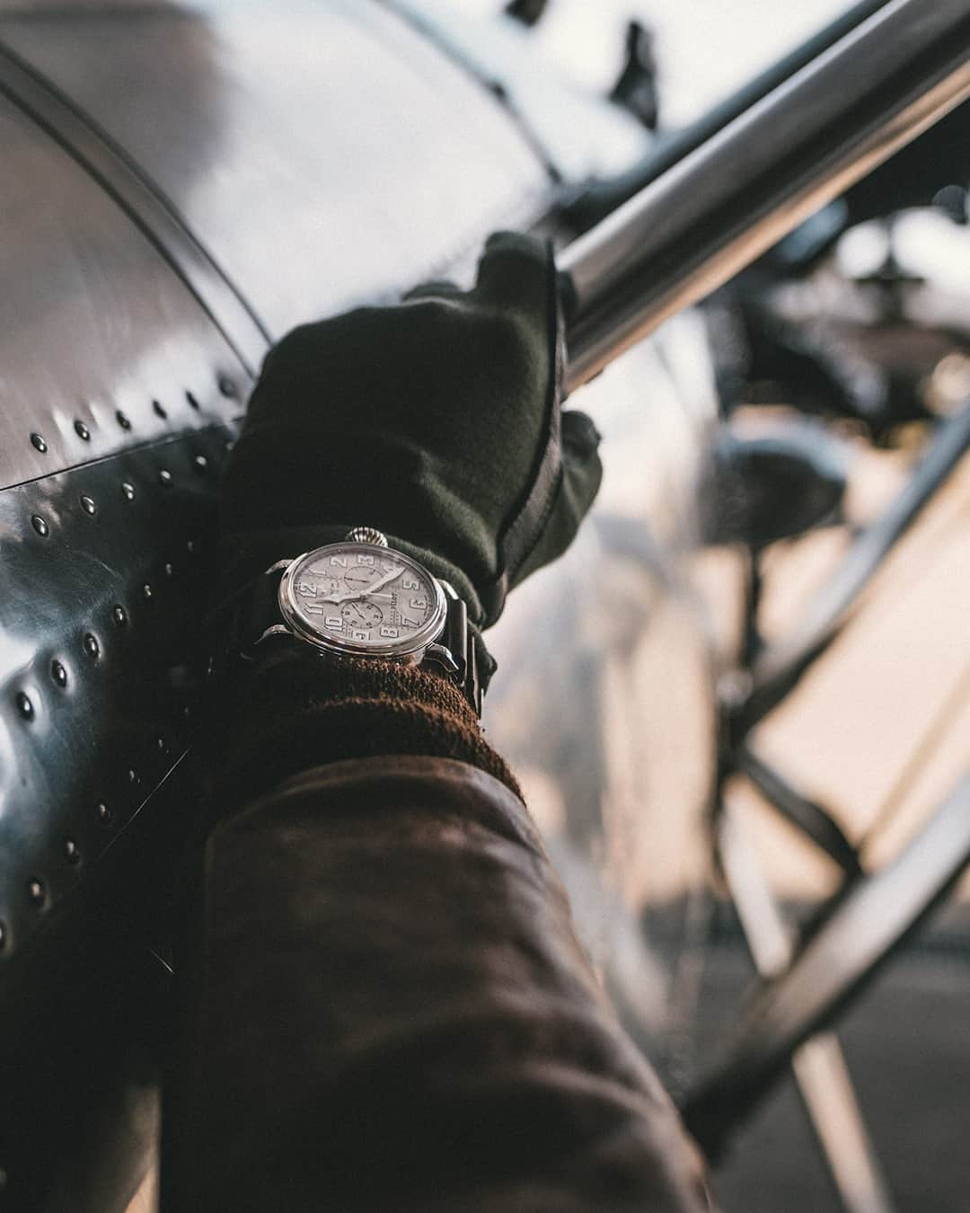 ゼニスのインスタグラム：「#PilotType20: Like a fuselage built for the wrist. It’s clear to see where much of the Pilot Type 20 Chronograph Silver Edition’s design elements come from...」