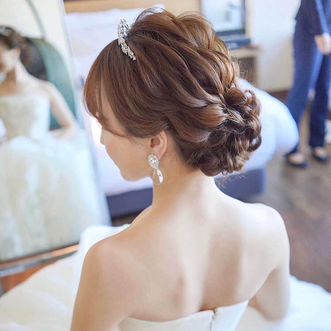 プレ花嫁の結婚式準備アプリ♡ -ウェディングニュースさんのインスタグラム写真 - (プレ花嫁の結婚式準備アプリ♡ -ウェディングニュースInstagram)「ヘアメイクの参考になる♡ウェディングヘア９選💗﻿ ﻿ ﻿ ➸➸➸➸➸➸➸💒➸➸➸➸➸➸➸﻿ 💚結婚式のお悩み﻿ 💚式場探しのお手伝い﻿ 💚指輪・ドレスなどショップの提案﻿ ﻿ など＊元プランナーに無料で🏡から相談できる♪﻿ ﻿ LINE相談カウンター： @weddingnews_lines﻿ ➸➸➸➸➸➸➸➸➸➸➸➸➸➸➸➸﻿ ﻿ ﻿ こちらのお写真は﻿ ﻿ １〜３枚目： @m.wedding21 さん﻿ ４〜９枚目： @lilian.bridal さん﻿ ﻿ からリグラムさせていただきました🌟ありがとうございました😊✨﻿ ﻿ ﻿ カバーは #verawang の﻿ ピンクヘイリーに合わせた﻿ ふわふわ #ポニーテール です💗﻿ ﻿ #ナイトウェディング だったこともあり﻿ #アクセサリー はスターモチーフに⭐﻿ ﻿ キラキラと華やかで﻿ とっても素敵ですよね💎﻿ ﻿ 他のヘアも素敵なので、﻿ ぜひスワイプ👉🏻してみてくださいね✨﻿ ﻿ ﻿ ﻿ ＼📷投稿お待ちしています／﻿ ﻿ 花嫁はもちろん、業者さんも大歓迎✨﻿ アナタのお写真や動画をご紹介してもOKという方は、ぜひ #ウェディングニュース に投稿してください💕﻿ 他のSNSでも掲載させていただく可能性がございます𓅪﻿ ﻿ …………………………………………﻿ 💚LINE相談カウンターとは？﻿ ﻿ 完全無料🏡からLINEで元 #ウェディング プランナーに相談できちゃう♪﻿ ﻿ 🌸どの式場を選んでよいかわからない﻿ ﻿ 🌸 #結婚式準備 の進め方がわからない﻿ ﻿ 🌸 指輪はどこで買うのがおすすめ？﻿ ﻿ 🌸近場でドレスやエステを予約したい﻿ ﻿ 🌸ゲストってどこまで招待すればいいの？新郎より人数多くてもいい？﻿ ﻿ #結婚式 に関する事ならなんでもOK♪﻿ ﻿ @weddingnews_lines のURLからお友達登録してね✨﻿ ﻿ ﻿ #プレ花嫁 #結婚  #花嫁 #ウエディング  #プレ花嫁準備 #2021春婚 #日本中のプレ花嫁さんと繋がりたい #ウェディングヘア #ブライダルヘア #ローポニー #ヘアスタイル #ヘアアレンジ #ヘアメイク #ヘアセット #ブライダルアクセサリー #ヘッドドレス #ヴェラウォン #ホテルウェディング #二次会ヘア #インポートドレス #カラードレス #お色直し﻿」2月27日 22時00分 - weddingnews_editor