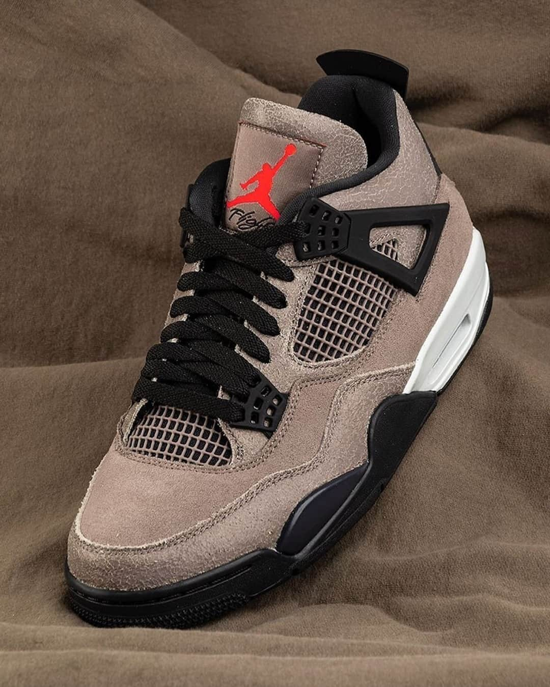 Sneaker Newsさんのインスタグラム写真 - (Sneaker NewsInstagram)「The Air Jordan 4 "Taupe Haze" releases today at 10am ET. Link in bio for the online store list!」2月27日 22時01分 - sneakernews