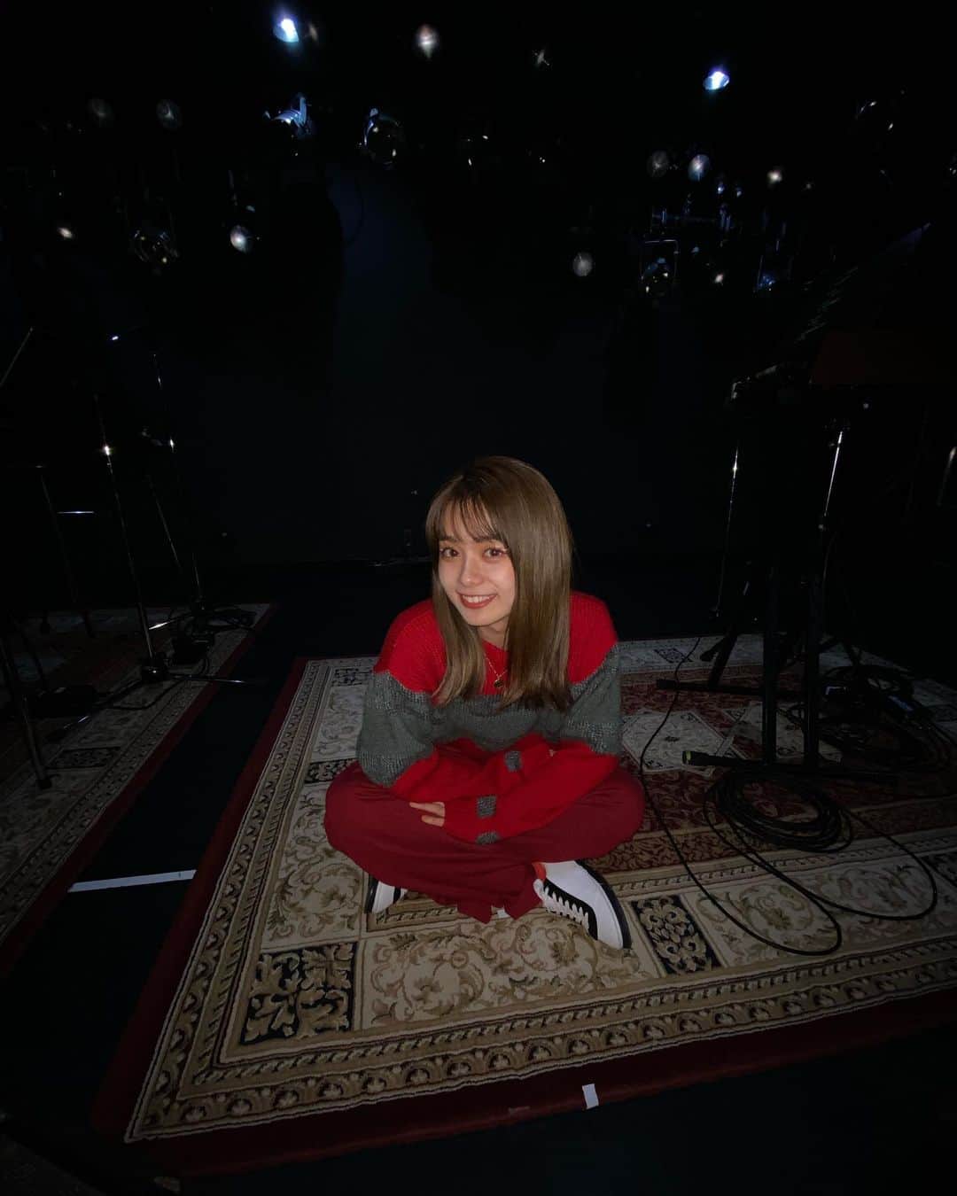 のインスタグラム：「広島の初ワンマン。 今は制限があって、 声出せないけど、それでも迫力があったの。広島。クラップひとつとっても◎  この貴重なファーストLIVEを、 一緒に過ごしてくれたみんな！！ 本当にありがとう😌😌  明日は福岡だよ！んー！！たのしみ！！  #全国ツアー #2日目 #広島 #尾道ラーメン😏 #広島といえば赤だから今日は全身赤だったの #あだちふく #今日の足立」