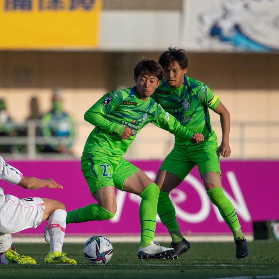 湘南ベルマーレさんのインスタグラム写真 - (湘南ベルマーレInstagram)「【Today's Shot／鳥栖戦】 2021シーズンが幕を明けました。 サガン鳥栖を迎え戦った開幕戦は、悔しくも0-1で敗戦を喫しました。 ・ 拮抗した戦いの中で幾度かチャンスをつくるも決めきれず、後半35分にはVARによるPKを決められ0-1。終盤に猛攻を仕掛けるも、最後までゴールを割ることはできませんでした。 ・ 開幕戦に全集中していた選手たち、悔しさは募りますが、続く連戦に向け前を向いて戦っていきます。 ・ 寒い中のご来場、そして熱い応援をありがとうございました。 ・ #湘南 #ベルマーレ #湘南ベルマーレ #bellmare  #たのしめてるか  #一 #OneBellmare  #中村駿 #岡本拓也 #大橋祐紀 #柴田壮介 #大岩一貴 #谷晃生 #石原直樹」2月27日 20時35分 - shonan_bellmare