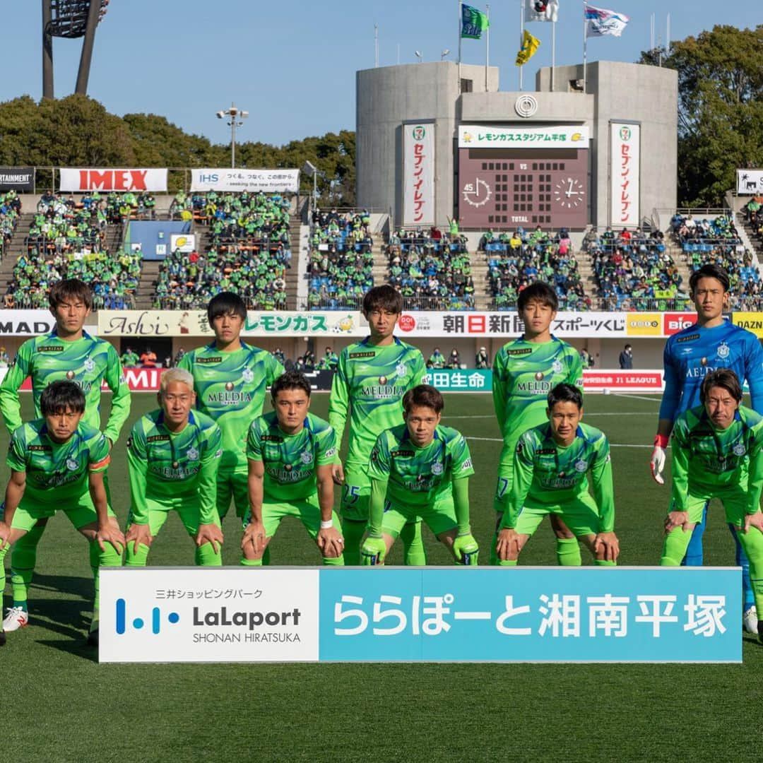 湘南ベルマーレさんのインスタグラム写真 - (湘南ベルマーレInstagram)「【Today's Shot／鳥栖戦】 2021シーズンが幕を明けました。 サガン鳥栖を迎え戦った開幕戦は、悔しくも0-1で敗戦を喫しました。 ・ 拮抗した戦いの中で幾度かチャンスをつくるも決めきれず、後半35分にはVARによるPKを決められ0-1。終盤に猛攻を仕掛けるも、最後までゴールを割ることはできませんでした。 ・ 開幕戦に全集中していた選手たち、悔しさは募りますが、続く連戦に向け前を向いて戦っていきます。 ・ 寒い中のご来場、そして熱い応援をありがとうございました。 ・ #湘南 #ベルマーレ #湘南ベルマーレ #bellmare  #たのしめてるか  #一 #OneBellmare  #中村駿 #岡本拓也 #大橋祐紀 #柴田壮介 #大岩一貴 #谷晃生 #石原直樹」2月27日 20時35分 - shonan_bellmare