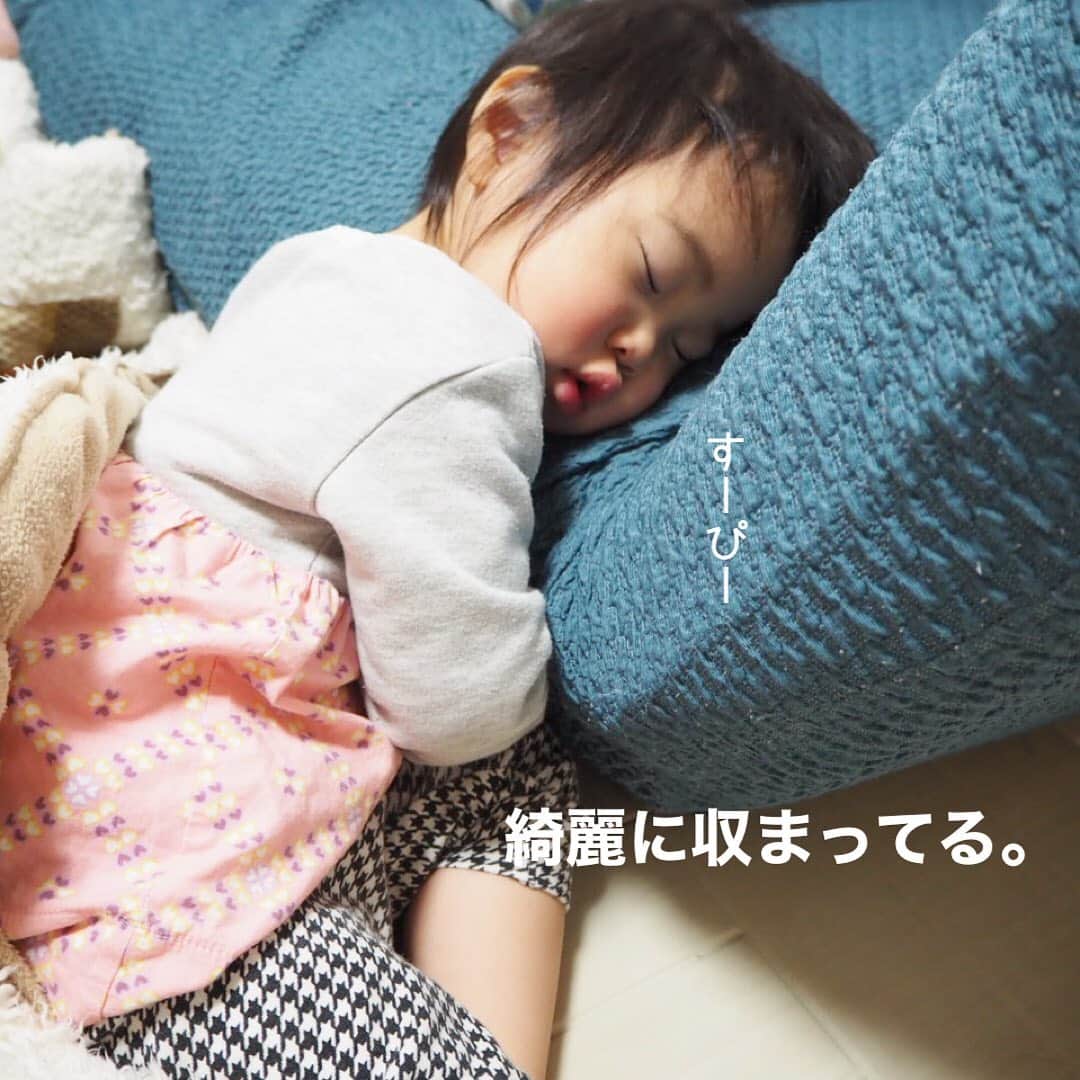makikoさんのインスタグラム写真 - (makikoInstagram)「❤︎ ほぼ毎日、夜中起きてきてリビングで寝直す😅  早く朝まで一気に寝てほしい‼️  #こたつとソファとの間には #今日もことちゃん収まってる #2歳 #2歳6ヶ月 #女の子 #親バカ部」2月27日 20時27分 - batako93