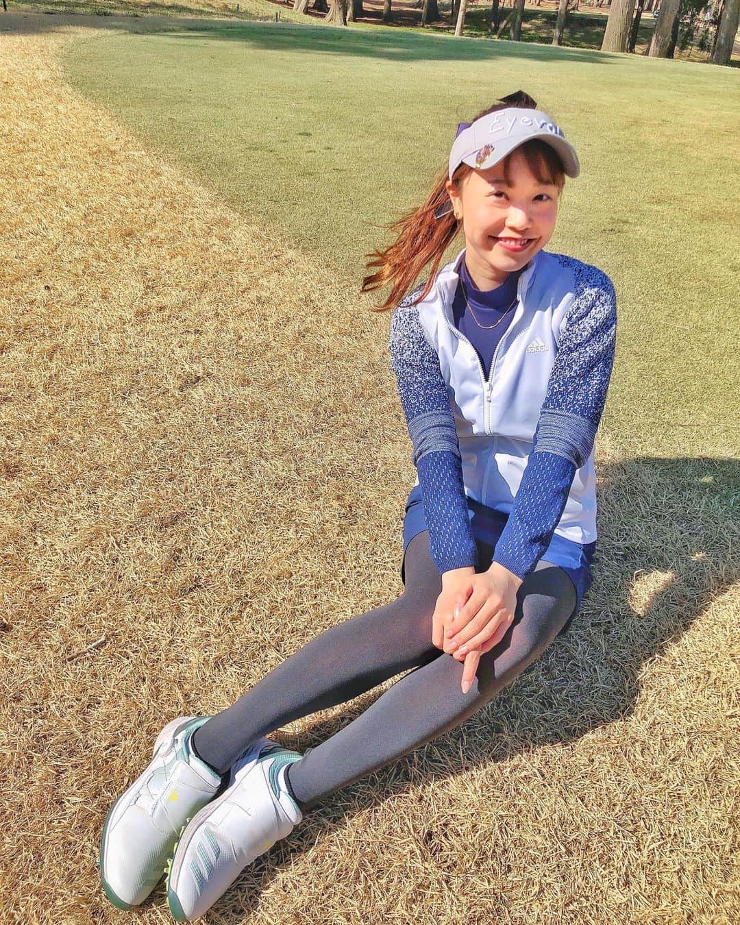 のインスタグラム：「ネイビーコーデの日⛳️ 私服でもタイツはグレーを履くことが多い🙋‍♀️  @adidasgolf の新しいスパイクはとっても履きやすいから歩きゴルフでも疲れないよーう♡  明日のラウンドはどんなウェア着ようかなあ 寒さ対策きちんとしなきゃね！！⛄️  #アディダス#アディダスゴルフ#アディクロス#zg21#妥協ゼロ @adidastokyo #ゴルフ#ゴルフ女子#ゴルフ男子#ゴルフコーデ#ゴルフウェア#スポーツ#スポーツ女子#golf#golfgirl#instagolf#golffashion#golfswing#golfstagram#골프#高尔夫」