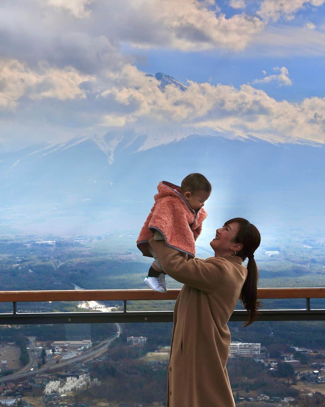 湯田友美のインスタグラム：「Mt.Fuji🗻🇯🇵 富士山の見える公園へ行ってきたよ😊 富士山キレイだなぁ✨ ・ ・ あっという間にもうすぐ7ヶ月👶🏻 100%全力で泣かれてた車も、寝てくれる時間もできて奇跡のようです🥲 ・ ・ ・ #天上山公園 #河口湖 #山梨 #富士山の見える風景 #富士山の見える公園 #6ヶ月の男の子 #育児 #男の子のママ #walkingwithbaby #6monthbaby #mtfujijapan #fujisan」