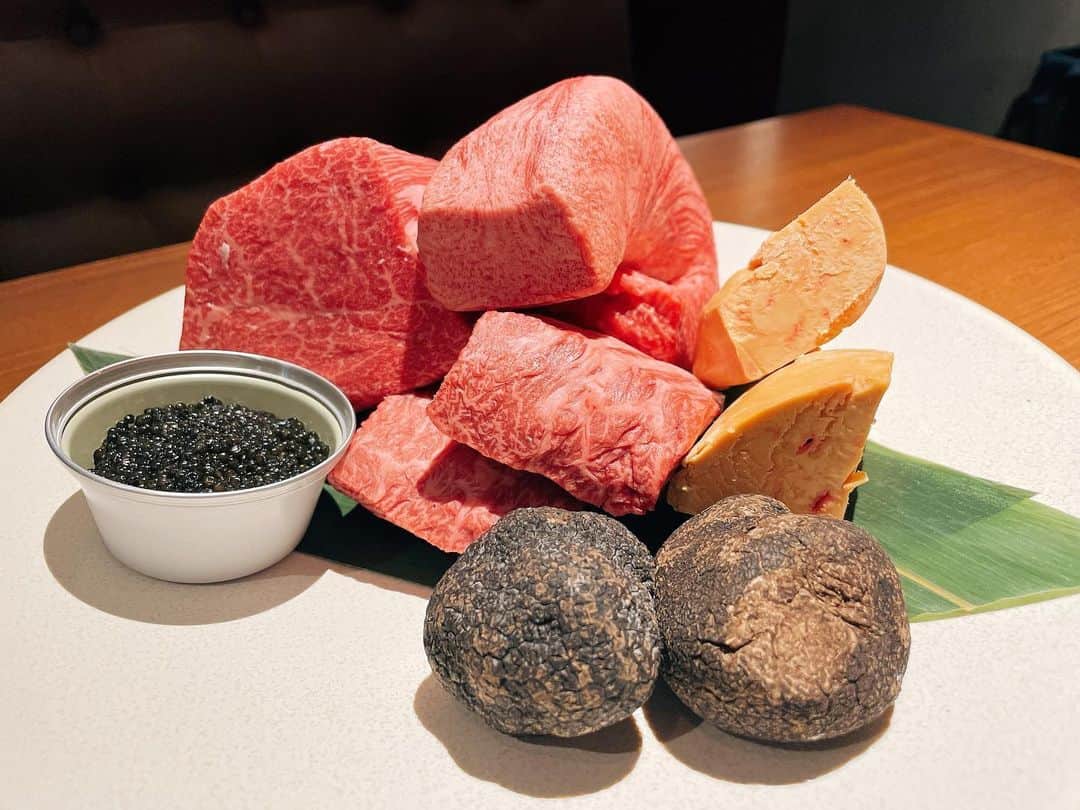 山田麻莉奈さんのインスタグラム写真 - (山田麻莉奈Instagram)「. 先日、うしごろ表参道店さんに 行ってきました🐄♡ (@ushigoro_yakiniku )  極みコースというコースを食べたんだけど ほんとに美味しかった....🥺 ひさしぶりに外食したな〜 お肉ってほんとに最高だね。 この日はぺっぺちゃんと一緒だったので 安心してお酒も飲みながら食べれました。𓈒 𓂂𓏸  雰囲気もおしゃれで最高だったので またぺっぺちゃん誘って行ってくる(*´―｀*)  #うしごろ #ushigoro #うしごろ表参道店 #ushigorobambina #ushigorokan #焼肉」2月27日 20時30分 - marina.yamada_324