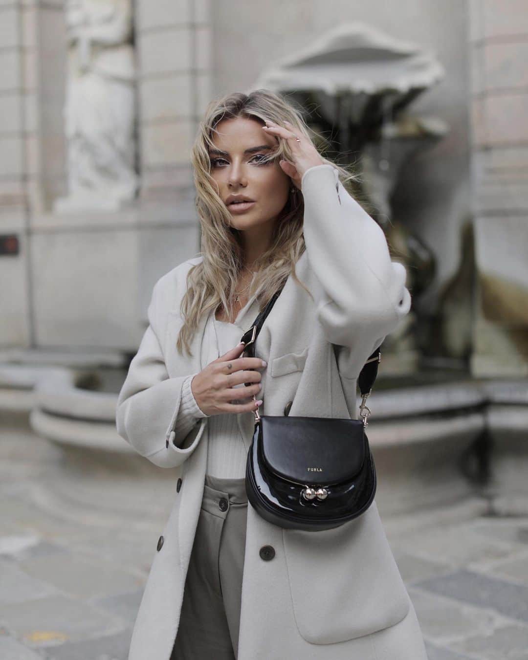 フルラのインスタグラム：「@veronicaferraro is ready for the unexpected. Shop the Furla Portagioia online and in selected stores, see-now-buy-now.  #furlaillusions #thefurlasociety #furlafeeling #newcollection #furla #accessories #fashion #milanfashionweek」