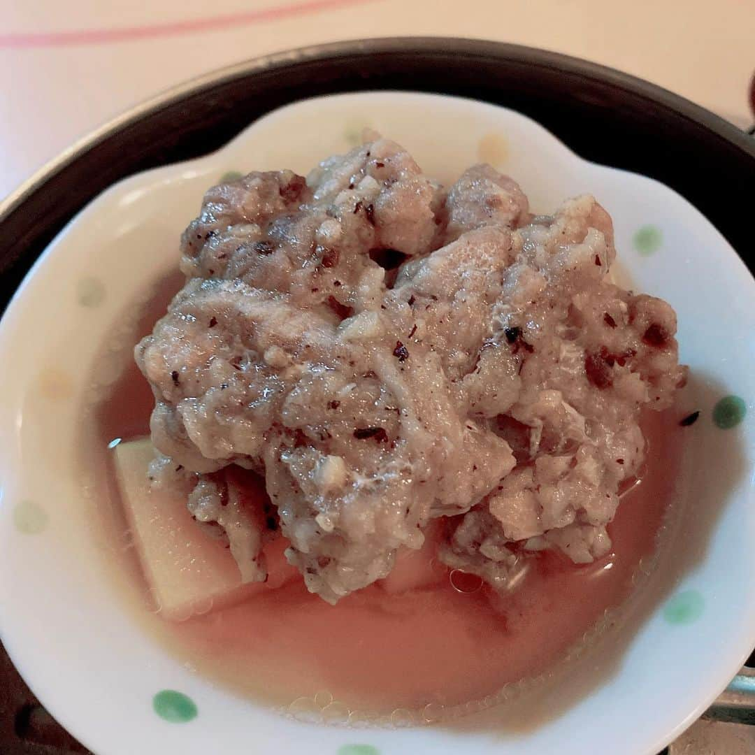 朝倉真弓さんのインスタグラム写真 - (朝倉真弓Instagram)「✨映える料理、映えない料理✨﻿ ﻿ ﻿ 最近行ったレストランのお話。﻿ ﻿ 広東料理のお店で、﻿ いろいろな料理が﻿ ひとつひとつ美味しい❤️﻿ ﻿ 薬膳の香りも上品で﻿ 本当に大満足なお店でした。﻿ ﻿ ﻿ ﻿ でも、いわゆる「映え」な﻿ お料理ではないんですよ😅﻿ ﻿ 実は私、﻿ 大好きなお店が﻿ いくつかあるのだけれど、﻿ ﻿ その殆どが、茶系の色…とか﻿ なんか謎の炒め物…とか﻿ ﻿ インスタ映えしないの😂﻿ ﻿ けれど最近は、﻿ インスタ映えしないお店こそ﻿ 美味しい‼️という﻿ 謎の信念を抱きつつあります。﻿ ﻿ ﻿ ﻿ トップ画像は、﻿ このお店唯一（？）の映え料理。﻿ ﻿ クコノミやデーツが効いてる﻿ 「酔っ払い鶏」です。﻿ ﻿ お店は、神奈川県の﻿ 武蔵小杉にある「粥菜坊」。﻿ ﻿ 大満足間違いなしのお店です。﻿ ﻿ お近くの方は、﻿ ぜひチェックしてみてくださいね💕﻿ ﻿ ﻿ ———・———・———・———・———﻿ 朝倉のﾌﾟﾛﾌｨｰﾙはｺﾁﾗ→@mayumi_asakura﻿ ———・———・———・———・———﻿ ﻿ #粥菜坊﻿ #広東料理﻿ ﻿ ………………………………………………………… ﻿ プロフィール欄より、朝倉真弓の﻿ パーソナルサイトに飛べます。﻿ ﻿ サイトの無料会員登録、﻿ 引き続き募集中！﻿ ﻿ 限定動画などをお送りしております！﻿ …………………………………………………………﻿ ﻿ #グレイヘア #グレーヘア #グレイヘアモデル  #ヘアモデル #白髪 #白髪染めやめた #若白髪 #grayhair #grayhairstyle #greyhair #アラフィフ女子 #40代 #アラフィフ #自分を好きになる #コンプレックス解消 #講師 #講演家 #朝倉真弓 #ファッション #アラフィフファッション #アラフィフメイク #エイジレス #アラフィフコーデ #美容師 #ヘアメイク #ヘアサロン #シルバーヘア」2月27日 20時33分 - mayumi_asakura