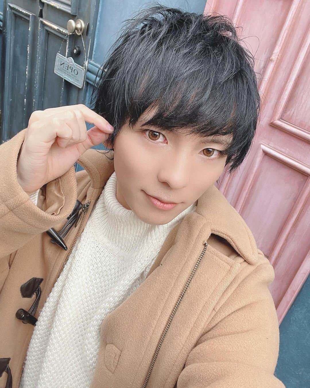 ミヤのインスタグラム：「黒髪にしてから好みの洋服の種類がガラっと変わったので今度色々買いに行こう🥳ずっと金髪がデフォだったから新しい自分デビューって感じで楽しみ(*´꒳`*)  自粛あけたらたくさん外出していろんなものに触れて、楽しい動画作ったりイベントしたりしたいな〜✊✊✊  今日はゆっくり休んだのでまた明日👋」