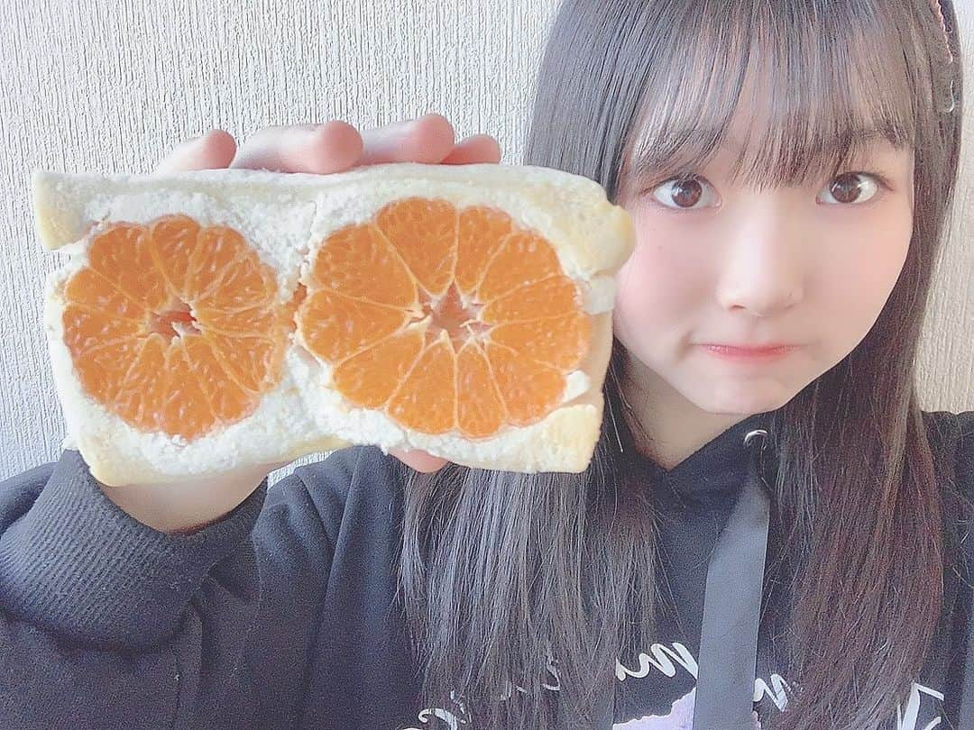 平野百菜のインスタグラム：「フルーツサンド🍊🍊 おいしかったーーーーー🍊🍊  #ske48  #フルーツサンド  #平野百菜」