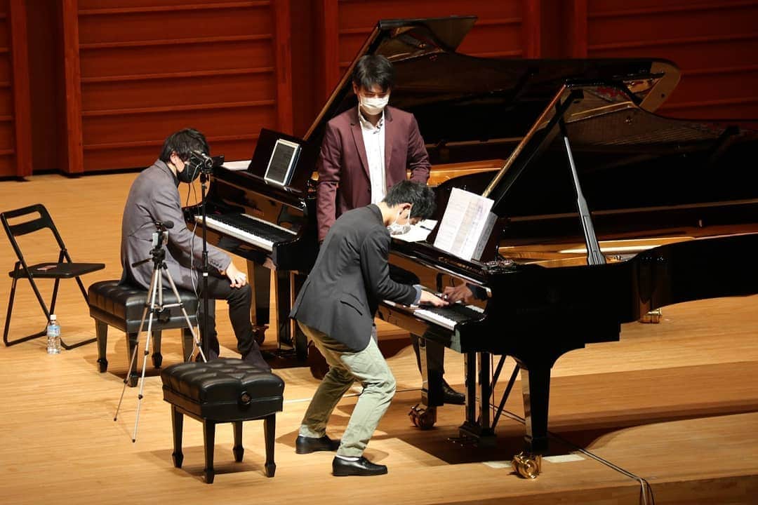 福間洸太朗さんのインスタグラム写真 - (福間洸太朗Instagram)「My dream has come true in Kashiwazaki!  I had a 3 day master course on piano concertos with 6 students. In addition to piano lessons, I gave them a lecture on mental & physical training for a musician and an opportunity to record with professional equipment & technicians. During the lessons, Takuya Otaki, a friend pianist of mine, accompanied them wonderfully and on the last day he helped livened up the final concert by playing the triangle in Liszt and the woodblock in Ravel while I was playing the orchestral parts. Playing with the young talents and seeing their tremendous progress in a short time made me so touched and so emotional that I had to control tears coming up in my eyes...   I thank, from the bottom of my heart, all the people who supported this project and made it happen, and I wish all the participants a wonderful musical journey and best of luck for the future!  この度、新潟県柏崎市で、ピアノ協奏曲マスターコース＆修了演奏会を開催しました。私の柏崎後援会の皆様が一年以上かけて準備してくださり、コロナ禍にも拘わらず、全員が健康で集い、万全な感染対策を取りつつ全行程を行うことができ、感激もひとしおでした。  20日の私のソロリサイタルから最終日までの4日間を、事前にビデオ審査で選ばせていただいた6名の若い才能と共に過ごし、ピアノ協奏曲のレッスン、メンタル＆フィジカルトレーニング、ＣＤレコーディング体験、そして修了演奏会を行いました。受講生の皆さんが短期間に目覚ましい成長を見せて下さり、修了演奏会で伴奏しながら、私はステージ上で感極まり涙を堪えるのに必死でした。  今回このプロジェクトの実現のために後援・ご協力いただいた柏崎市・教育委員会、新潟県文化振興財団、新潟日報社、ピティナほか全ての方に、心から感謝申し上げます。初めてのことで至らない点も多々ありましたが、このプロジェクトが続けられるよう、更に精進したいと思います。そして、受講生の皆さんが音楽への深い愛情を育みながら世界に羽ばたくことを、切に願っています。    Photos : STAFF ZEPTO  #Kashiwazaki #Artforet #pianoconcertomastercourse #KotaroFukuma #RikoImai #AnnaOjiro #MasaharuKambara #RyunosukeKishimoto #TesseiKosaka #SakiMachinaga #TakuyaOtaki   #新潟　#柏崎　#アルフォーレ　#ピアノ協奏曲マスターコース #福間洸太朗 #今井理子 #尾城杏奈 #神原雅治 #岸本隆之介 #上坂哲生 #町永早紀 #大瀧拓哉」2月27日 20時43分 - kotarofsky