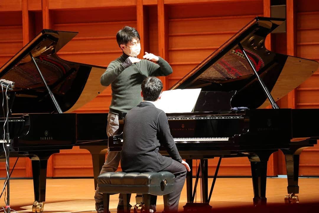 福間洸太朗さんのインスタグラム写真 - (福間洸太朗Instagram)「My dream has come true in Kashiwazaki!  I had a 3 day master course on piano concertos with 6 students. In addition to piano lessons, I gave them a lecture on mental & physical training for a musician and an opportunity to record with professional equipment & technicians. During the lessons, Takuya Otaki, a friend pianist of mine, accompanied them wonderfully and on the last day he helped livened up the final concert by playing the triangle in Liszt and the woodblock in Ravel while I was playing the orchestral parts. Playing with the young talents and seeing their tremendous progress in a short time made me so touched and so emotional that I had to control tears coming up in my eyes...   I thank, from the bottom of my heart, all the people who supported this project and made it happen, and I wish all the participants a wonderful musical journey and best of luck for the future!  この度、新潟県柏崎市で、ピアノ協奏曲マスターコース＆修了演奏会を開催しました。私の柏崎後援会の皆様が一年以上かけて準備してくださり、コロナ禍にも拘わらず、全員が健康で集い、万全な感染対策を取りつつ全行程を行うことができ、感激もひとしおでした。  20日の私のソロリサイタルから最終日までの4日間を、事前にビデオ審査で選ばせていただいた6名の若い才能と共に過ごし、ピアノ協奏曲のレッスン、メンタル＆フィジカルトレーニング、ＣＤレコーディング体験、そして修了演奏会を行いました。受講生の皆さんが短期間に目覚ましい成長を見せて下さり、修了演奏会で伴奏しながら、私はステージ上で感極まり涙を堪えるのに必死でした。  今回このプロジェクトの実現のために後援・ご協力いただいた柏崎市・教育委員会、新潟県文化振興財団、新潟日報社、ピティナほか全ての方に、心から感謝申し上げます。初めてのことで至らない点も多々ありましたが、このプロジェクトが続けられるよう、更に精進したいと思います。そして、受講生の皆さんが音楽への深い愛情を育みながら世界に羽ばたくことを、切に願っています。    Photos : STAFF ZEPTO  #Kashiwazaki #Artforet #pianoconcertomastercourse #KotaroFukuma #RikoImai #AnnaOjiro #MasaharuKambara #RyunosukeKishimoto #TesseiKosaka #SakiMachinaga #TakuyaOtaki   #新潟　#柏崎　#アルフォーレ　#ピアノ協奏曲マスターコース #福間洸太朗 #今井理子 #尾城杏奈 #神原雅治 #岸本隆之介 #上坂哲生 #町永早紀 #大瀧拓哉」2月27日 20時43分 - kotarofsky