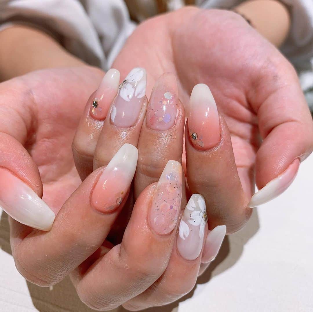 黒咲ゆうきのインスタグラム：「桜祭りです🌸春ですね☘️ 今回のネイルは自爪桜ネイル💅 そしてクラランスのオイルリップ桜💋 そして毎朝使う朝マスクも桜🌸 桜の香りがなんとも好きなんです🤣 #桜ネイル #さくら #桜 #クラランス #クラランスリップオイル  #サボリーノ朝用マスク #桜の香り  #春ですね」