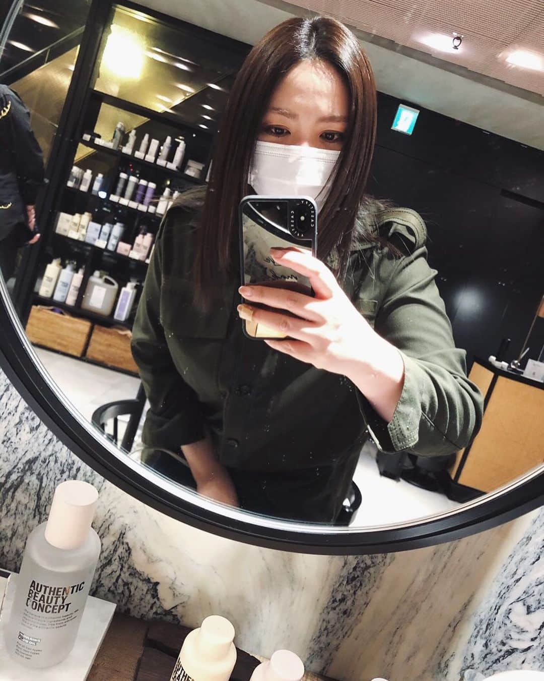 川村桃子のインスタグラム：「⠀ ん年ぶりのセンターパートは新鮮だし、髪の毛ロング化スタート。  記念すべき美容師歴25年の @taiichirosugeno にお世話になりまくり。 ⠀ #lanvery #表参道 #菅野太一朗 #hair #beauty #ロング化計画 #tokyo #omotesando」