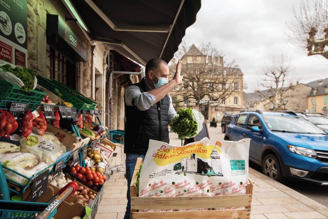 ルモンドのインスタグラム：「À sa façon, la France des épiceries se retrouve maintenant à l’épicentre d’une migration discrète mais têtue des villes vers les villages. Le mouvement s’est amorcé et amplifié de crise en crise : celle des subprimes en 2008, puis celle des attentats en 2015. Cette fois, la pandémie a donné un coup d’accélérateur.⁣ Aux Plantiers, dans les Cévennes, on se souvient du premier confinement, un an déjà, les voitures arrivant de partout, en pleine nuit, bagages ficelés sur le toit, « comme des réfugiés ». La région a enchaîné sur un été prodigieux, les campings et les hôtels bondés comme jamais, les visiteurs émerveillés. Ici, l’épicerie-boulangerie est l’unique commerce, un boucher passe en camionnette, le pharmacien livre les médicaments, mais il faut pousser jusqu’à Saint-Jean-du-Gard pour le tabac ou Anduze pour les lunettes.⁣ Plus haut, sur le plateau de l’Aubrac, les touristes de passage à Nasbinals s’exclament volontiers : « Ça rappelle l’Irlande. » « L’Irlande en mieux », précisent ceux qui ne repartent plus. Confrontée à l’afflux de demandes, la mairie peine à trouver des locations, alors qu’une trentaine de maisons dorment dans le village, volets fermés, des héritages partagés en majorité.⁣ A 42 ans, Marc Paulhan vient de reprendre une épicerie à Meyrueis, vers le causse Méjean, 950 habitants et une soixantaine de clients par jour, trois ou quatre fois plus l’été. « On voulait une vie simple », résume Géraldine, sa femme, qui travaillait dans une maison de retraite. A la morte-saison, le village semble flotter dans des habits trop grands. Le parking est désert le long de la rivière. Le garagiste vient chercher du fromage, le fameux petit chèvre de la fermière là-haut.⁣ -⁣ 1-2 : Marc Paulhan et sa compagne Géraldine, ici le 6 février, ont repris le Cocci Market de Meyrueis (Lozère) début janvier.⁣ 3 : Le village de Meyrueis en Lozère⁣ 4 : Alain, client du Cocci Market de Meyrueis⁣ 5 : Les Plantiers (Gard), le 5 février 2021⁣ 6 : Pascal Bosio, propriétaire de l'épicerie des Plantiers (Gard)⁣ 7 : Dans l'épicerie de Pascal Bosio, aux Plantiers (Gard)⁣ -⁣ Photos : Sandra Mehl (@mehlsandra) #PourLeMonde⁣ -⁣ #Cevennes #Lozere #economie」