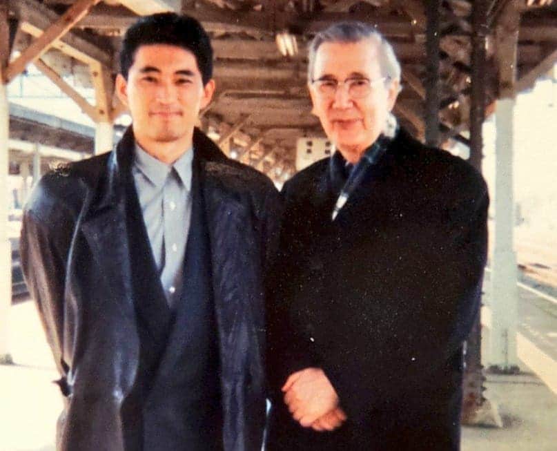 藤岡幸夫のインスタグラム：「勉強部屋から全く記憶に無い写真がでてきた😊１９８８年？日本フィル九州演奏旅行に渡邉暁雄先生の鞄持ちで同行した時で大牟田駅。先生との写真は他に二枚しかなかったので凄く嬉しい。 暁雄先生の思い出はファンサイトの音楽の話集から😊  エッセイ集でも紹介しています😃」