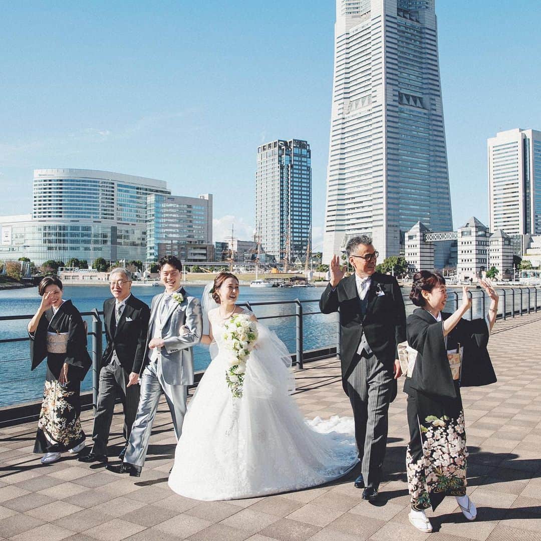 アニヴェルセル みなとみらい横浜 公式さんのインスタグラム写真 - (アニヴェルセル みなとみらい横浜 公式Instagram)「・　　　　　　　　　　　　　　　　　 おふたりから大切な人へ そして、鐘の音とともに みなとみらいの街へと幸せの輪が広がります  @anniversaire_minatomirai   笑顔があふれる、素敵なご結婚のワンシーンです  ◇アニヴェルセル みなとみらい横浜の詳しいご案内は、プロフィールのURLよりホームページをご覧ください  ※ ※ ※  #アニヴェルセルみなとみらい #アニヴェルセルみなとみらい横浜 #アニヴェルセル #アニ嫁 #アニスタグラム #みなとみらい花嫁 #みなとみらいウェディング #横浜結婚式場 #結婚式準備プレ花嫁 #横浜花嫁 #横浜ウェディング #海の近くのウエディング #神奈川花嫁 #貸切結婚式場 #結婚式場選び #式場選び #式場探し中 #式場探し #ブライダルフェア #ウエディングフェア #ウェディングフェア #プレ花嫁準備 #プレプレ花嫁 #プレ花嫁準備中 #式場迷子 #式場紹介 #プロポーズされました #結婚してください #貸切ウェディング #ファミリーウェディング」2月27日 20時39分 - anniversaire_minatomirai