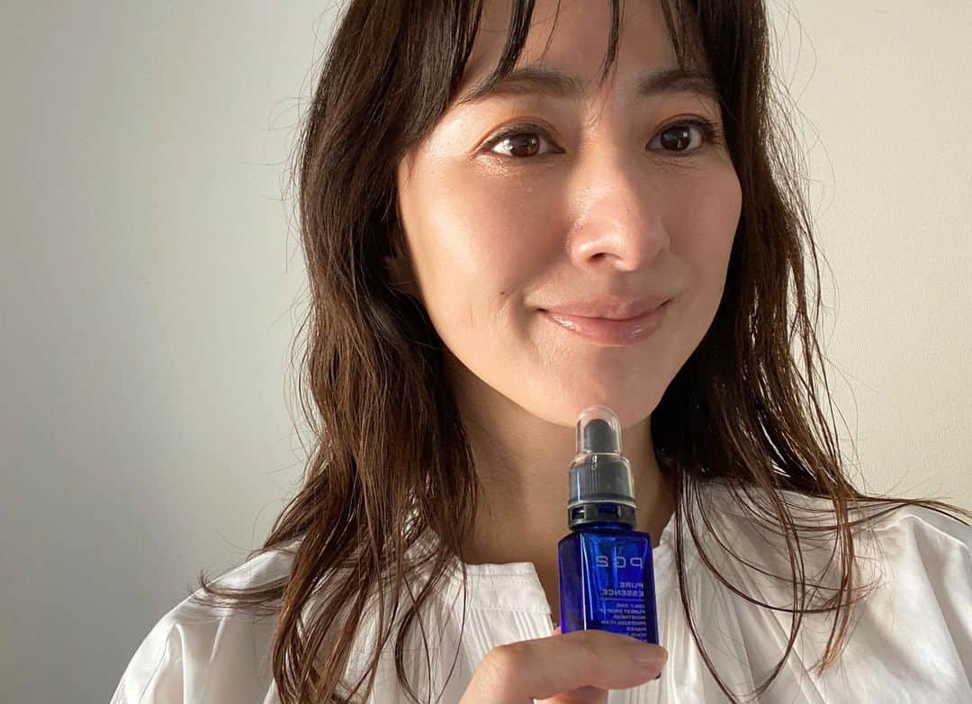 前田ゆかのインスタグラム：「今月もアンバサダーとしてPG2ピュアエッセンスの特徴を活かしてプラスワンしています。  今回のプラスワンビューティーはお化粧した上からの重ね使い！すごい馴染みやすいのです。  ヒアルロン酸を上回る保水力で肌の潤いを長時間キープすることで 内側からみずみずしいハリや弾力を取り戻します。  外出先で乾燥してパキッとシワが…気になるところにつけてトントンとシワに馴染ませてギュッとプレスするように 肌を包み込みます。  少量でも潤いが戻ってシワが目立ちにくくなるように感じてきました！  小さくコンパクトなので持ち運びも便利でお化粧直しにポーチイン。  こちらのPG2ピュアエッセンスの７4パーセントOFFキャンペーンも、もう明日までとなりました。  ぜひ、この機会をお見逃しないよう詳しくはプロフィールからご覧いただけます！  @pg2_jl #pg2ピュアエッセンス #プロテオグリカン #原液美容液 #美肌ケア #保湿ケア #マエユカプラスワン美容」