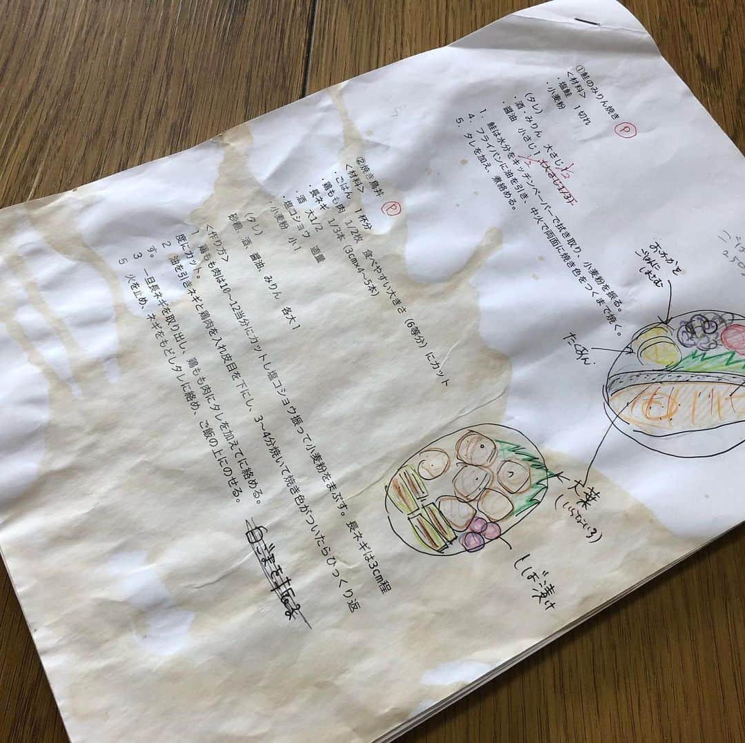 にぎりっ娘。のインスタグラム：「先日は3/26発売の「頑張らないお弁当」たくさんの方にご予約いただきありがとうございます❤️  Amazonのランキングで一時は1位になっていて、とても感動しました！ 本当にありがとうございます❤️  写真はちょっとした新刊の裏話です笑  本の撮影前、レシピと詰め方を こんな風にイラストを描いたりしてるんですよね。  が。気づいたよね？ 茶色の染み🤣  この頃、朝活してたんですけど、  優雅にお茶を飲みながら考えてる最中、いきなり「メシくれ！」と猫のミルクにご飯請求のダイブをうけ…  ブハッ‼️っとこぼしてこんなことに…  やり場のない怒りに、ついこの時の動画編集でその事をテロップに入れたんです🤣  「あの時言ってたのはこれか！」と気づいた人がいたら、かなりのマニアです！笑  「頑張らないお弁当」 Amazonで予約開始しています。 予約特定として、特製レシピダウンロードがありますのでぜひ、ご予約頂けると嬉しいです❤️   ご予約は、プロフィールのリンクからどうぞ😘  #頑張らないお弁当 #youtuber #お弁当 #お弁当本 #簡単レシピ#1品 #1品弁当 #裏話 #手書き#イラスト#レシピ」