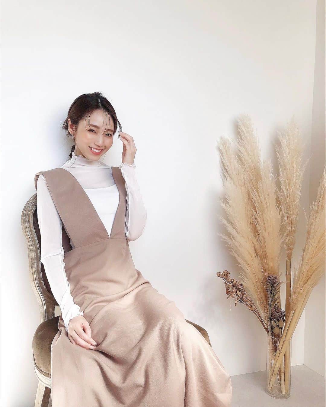 のインスタグラム：「≫≫👒... 𝘋𝘢𝘺 𝘰𝘧𝘧  ㅤㅤㅤㅤㅤㅤㅤㅤㅤㅤㅤㅤㅤ 今日はおやすみ...❤︎ ㅤㅤㅤㅤㅤㅤㅤㅤㅤㅤㅤㅤㅤ  久しぶりにルナグランデの 注射を使わない脂肪溶解でボディメンテナンスしてきた😌🌿 ㅤㅤㅤㅤㅤㅤㅤㅤㅤㅤㅤㅤㅤ ㅤㅤㅤㅤㅤㅤㅤㅤㅤㅤㅤㅤㅤ ㅤㅤㅤㅤㅤㅤㅤㅤㅤㅤㅤㅤㅤ 🧖🏻‍♀️ @__luna001 ㅤㅤㅤㅤㅤㅤㅤㅤㅤㅤㅤㅤㅤ  ㅤㅤㅤㅤㅤㅤㅤㅤㅤㅤㅤㅤㅤ 脂肪溶解液を導入することで 簡単に脂肪を溶かして部分痩せが出来るケア方法。 詳しい説明はいらない！ ストーリーのBefore Afterが全て😂🙌🏻 詳しくはストーリーを見てね...🙈❤️ ㅤㅤㅤㅤㅤㅤㅤㅤㅤㅤㅤㅤㅤ ㅤㅤㅤㅤㅤㅤㅤㅤㅤㅤㅤㅤㅤ  ちなみにお洋服は、ピエロのオンライン受注会でオーダーしたジャンスカが主役👗✨  ㅤㅤㅤㅤㅤㅤㅤㅤㅤㅤㅤㅤㅤ ㅤㅤㅤㅤㅤㅤㅤㅤㅤㅤㅤㅤㅤ 𝘛𝘰𝘱𝘴  @wonder_room_official  ㅤㅤㅤㅤㅤㅤㅤㅤㅤㅤㅤㅤㅤ 𝘑𝘶𝘮𝘱𝘦𝘳 𝘴𝘬𝘪𝘳𝘵　　@pierrot_shop  ㅤㅤㅤㅤㅤㅤㅤㅤㅤㅤㅤㅤㅤ  ワイドストラップのVラインがウエストをスッキリ見せてくれる🤤💓  ㅤㅤㅤㅤㅤㅤㅤㅤㅤㅤㅤㅤㅤ ㅤㅤㅤㅤㅤㅤㅤㅤㅤㅤㅤㅤㅤ 素材がしっかりしてるから、 今日はシースルートップスで綺麗目に着たけど、 もう少し暖かくなってきたらボーダーのカットソーと合わせてカジュアルにも着るんだー👒👟  ㅤㅤㅤㅤㅤㅤㅤㅤㅤㅤㅤㅤㅤ ㅤㅤㅤㅤㅤㅤㅤㅤㅤㅤㅤㅤㅤ そんな今日はヘアメイクもお洋服に合わせて上品にしてみた🤭✨  ㅤㅤㅤㅤㅤㅤㅤㅤㅤㅤㅤㅤㅤ ㅤㅤㅤㅤㅤㅤㅤㅤㅤㅤㅤㅤㅤ 控えめなおくれ毛と巻きすぎないアレンジ🎶 メイクは最近ハマってるイエロー💛  ㅤㅤㅤㅤㅤㅤㅤㅤㅤㅤㅤㅤㅤ ㅤㅤㅤㅤㅤㅤㅤㅤㅤㅤㅤㅤㅤ チークもto/oneのイエローシャドウで 代用してみた😆✨ ㅤㅤㅤㅤㅤㅤㅤㅤㅤㅤㅤㅤㅤ ㅤㅤㅤㅤㅤㅤㅤㅤㅤㅤㅤㅤㅤ  使用コスメは最後に載せたから 最後までスライドさせてね😘！ ㅤㅤㅤㅤㅤㅤㅤㅤㅤㅤㅤㅤㅤ ㅤㅤㅤㅤㅤㅤㅤㅤㅤㅤㅤㅤㅤ ㅤㅤㅤㅤㅤㅤㅤㅤㅤㅤㅤㅤㅤ もう気分は春や...🥺🌼  ㅤㅤㅤㅤㅤㅤㅤㅤㅤㅤㅤㅤㅤ ㅤㅤㅤㅤㅤㅤㅤㅤㅤㅤㅤㅤㅤ ㅤㅤㅤㅤㅤㅤㅤㅤㅤㅤㅤㅤㅤ ㅤㅤㅤㅤㅤㅤㅤㅤㅤㅤㅤㅤㅤ #ジャンパースカート#ワンピースコーデ #ピエロアンバサダー#シースルーブラウス #30代ファッション#アラサーコーデ #ベージュコーデ#大人シンプル #メイクレシピ#トーン#ペタルアイシャドウ #toone#ナーズ#ナーズリップ #マキアージュ#トゥーフェイスド」