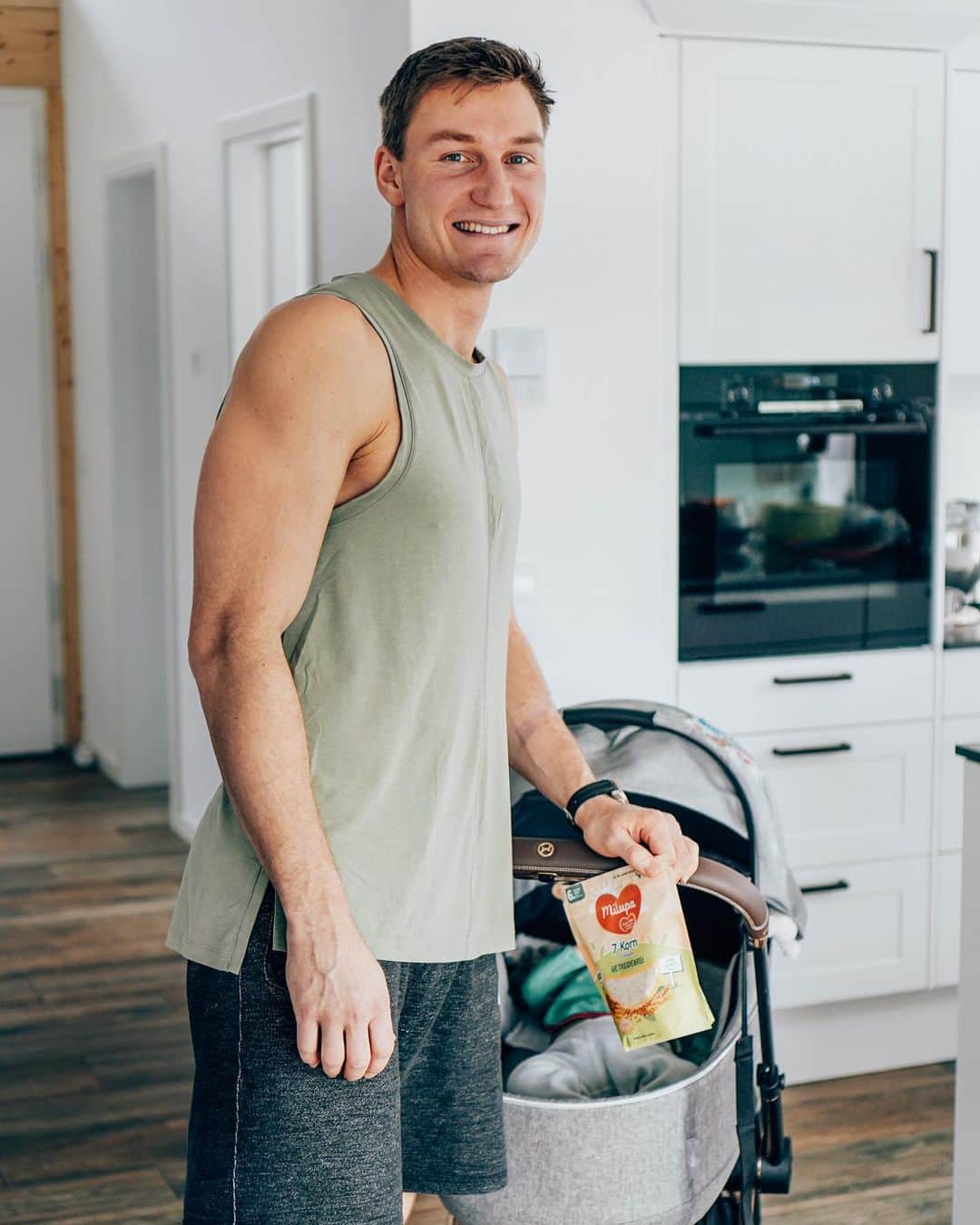 トーマス・レーラーのインスタグラム：「Anzeige-Ad Mittagspausen als Athlet sind oft sportlich. Gut essen 🍲, ein wenig erholen🔋 oft ein Telefonat 📞 oder Interview – es gibt einiges zu tun. @milupa_official unterstützt genau da mit seinen Produkten #imeigenentempo auch bestmöglich die Jüngsten mit zu versorgen. Heute gibt es Bio 7 Korn mit etwas frischem Apfelmuß – ohne zusätzlichen Zucker, so soll es sein. ♥️  @milupa_official #milupa #imeigenentempo #dadlife #daddyskills #family #home」