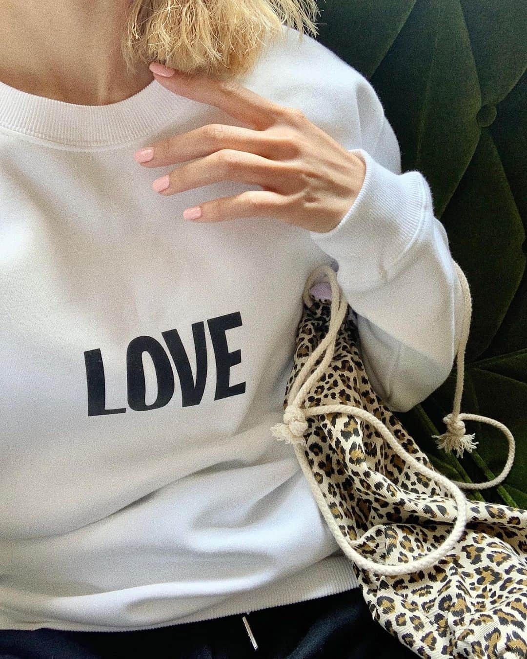 中谷愛さんのインスタグラム写真 - (中谷愛Instagram)「LOVE 🤍  今日のふく。 お気に入りのjohn&yokoスエットに来週発売の巾着bag..💕レオパードを表にしてもかわいいの😛 #lit.」2月27日 20時45分 - aixox3