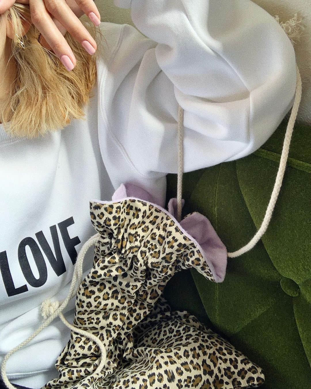 中谷愛さんのインスタグラム写真 - (中谷愛Instagram)「LOVE 🤍  今日のふく。 お気に入りのjohn&yokoスエットに来週発売の巾着bag..💕レオパードを表にしてもかわいいの😛 #lit.」2月27日 20時45分 - aixox3