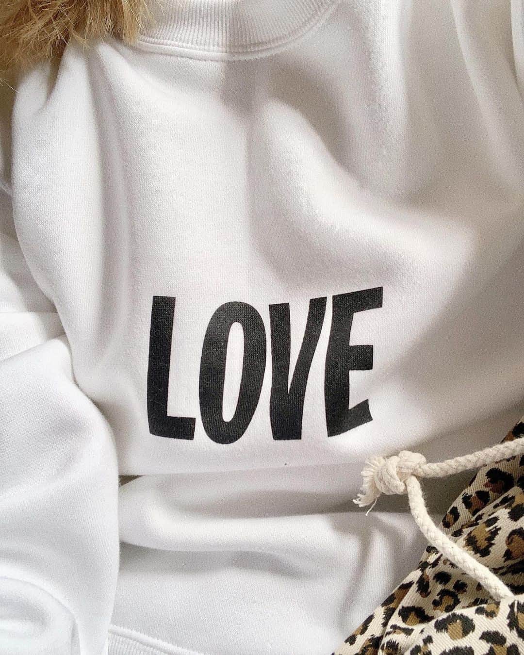 中谷愛のインスタグラム：「LOVE 🤍  今日のふく。 お気に入りのjohn&yokoスエットに来週発売の巾着bag..💕レオパードを表にしてもかわいいの😛 #lit.」