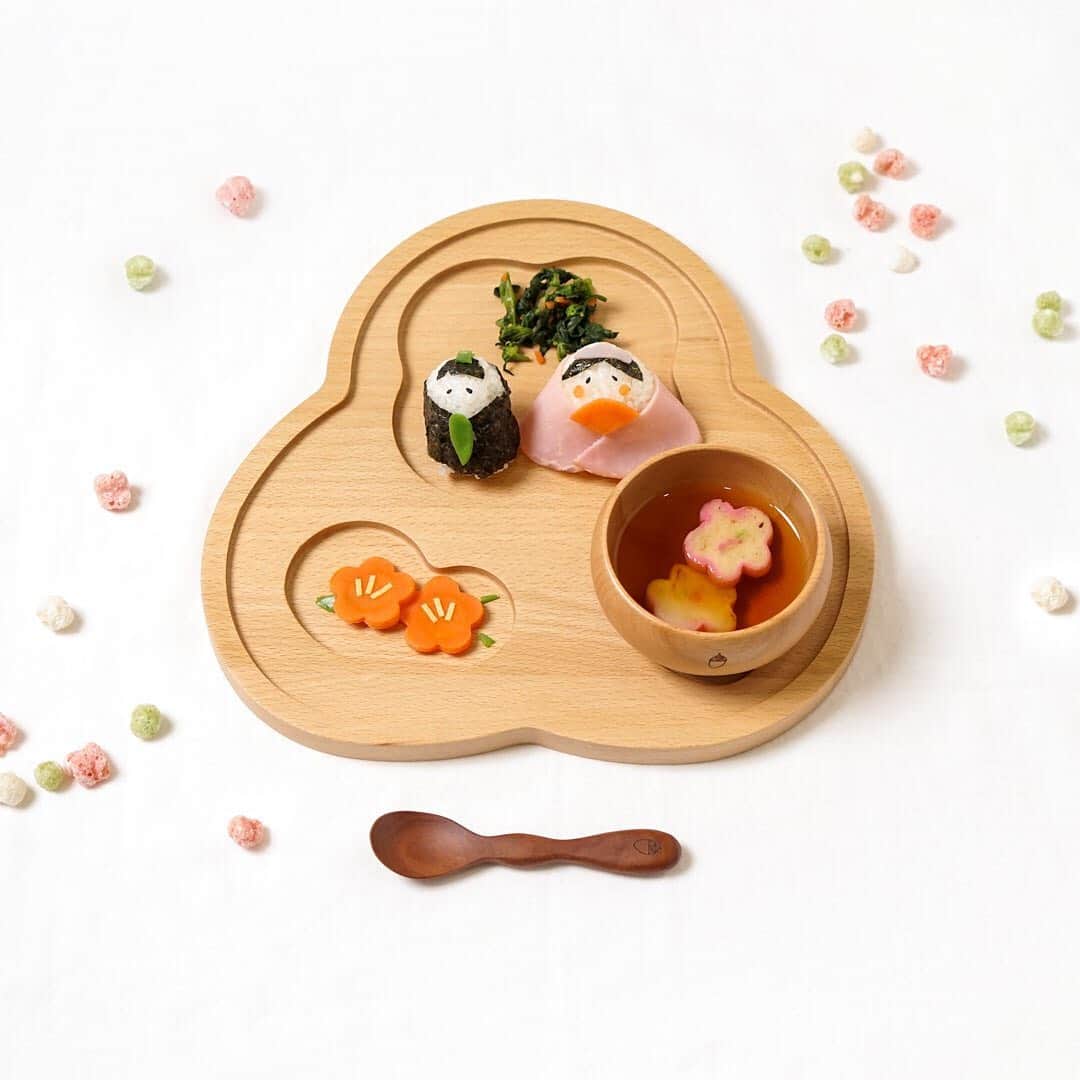 のインスタグラム：「百日(ももか)祝い食器セットは、お食い初めはもちろん、 桃の節句にもお使いいただけます。  おぼんプレートに華やかに食事を盛り付ければ写真映えもばっちり。 この時期なかなか会えない親戚やお友達に写真を送るのもいいですね。  ぜひ楽しいひなまつりをお過ごしください。」