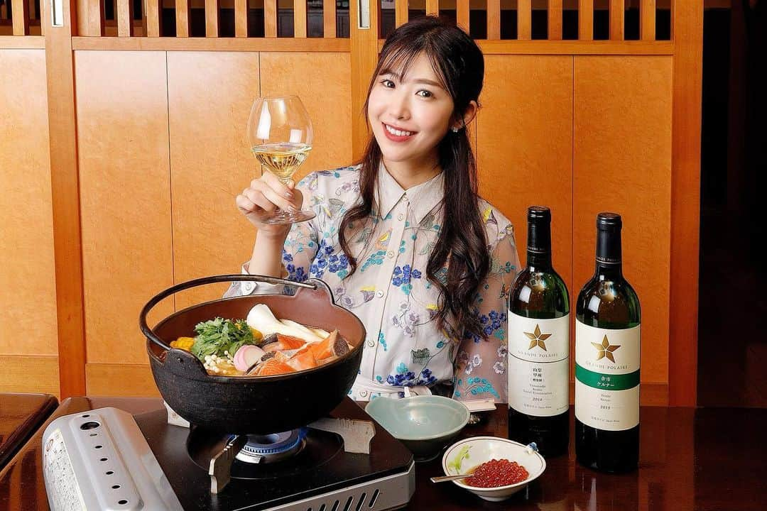 千代田唯さんのインスタグラム写真 - (千代田唯Instagram)「ワイン王国まだまだ発売中です🍷✨ 読んでいただけましたか☺️  グランポレール×石狩鍋 ぴったりなので、おうちでも是非試してみてくださいね🍲🌸  あたたかくなったと思ったら最近またちょっと寒い❄️ ワインとお鍋であたたまりましょ〜🥰  #ワイン王国 #グランポレール #ミスワイン#ワインエキスパート#ワイン好き#ワイン会#ワイン大好き#ワイン好きな人と繋がりたい #のんべえ#女子会#wine#ワイン持ち込み可#わいんすたぐらむ#laurentperrier #champagne#winelover #鍋特集#藤半」2月27日 20時48分 - chiyodayui0920