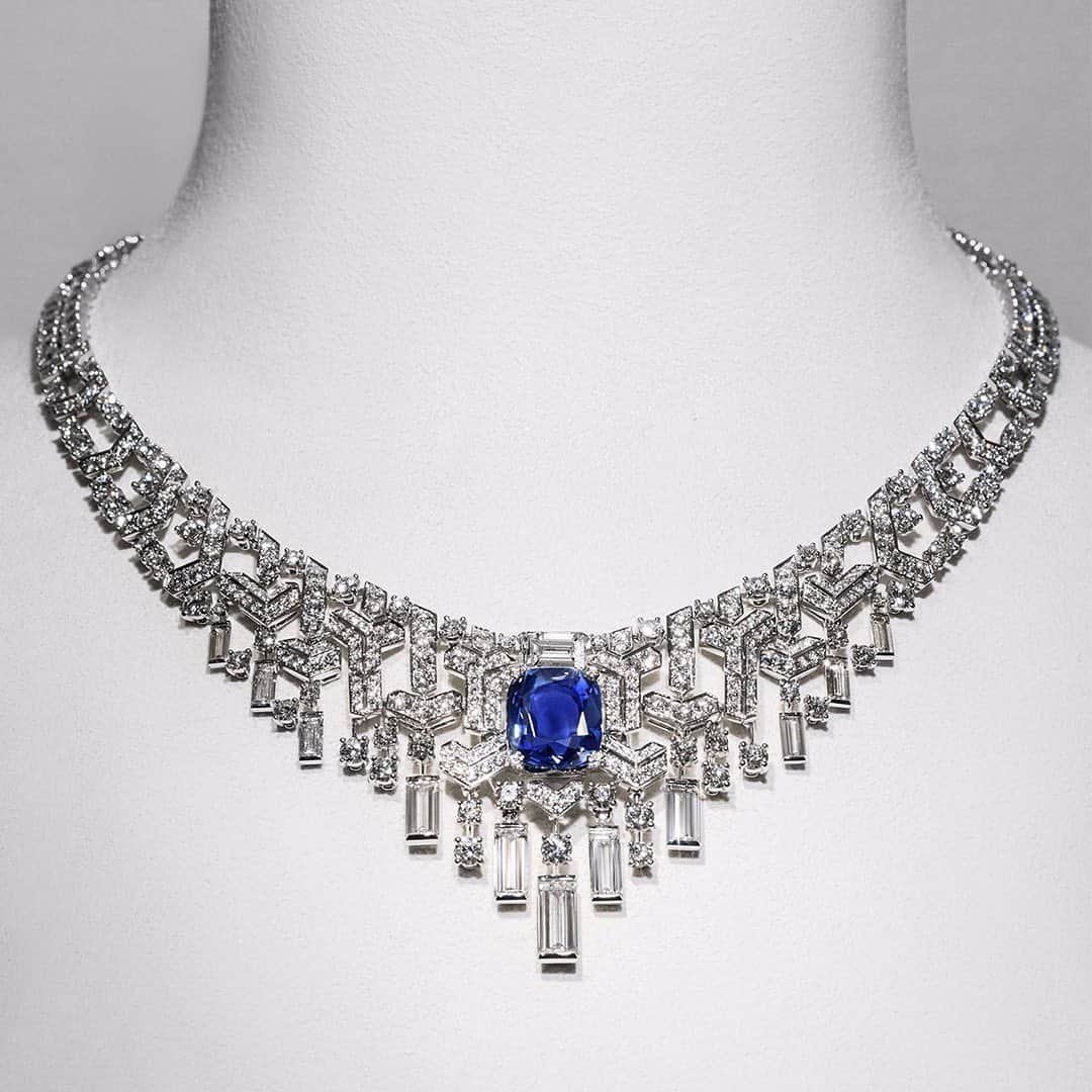 カルティエさんのインスタグラム写真 - (カルティエInstagram)「Highlights from the [SUR]NATUREL High Jewelry event at the House of Myasnikov in St. Petersburg: This gleaming platinum and diamond necklace features one 13.08-carat cushion-shaped sapphire from Kashmir. The central sapphire and a 2.07-carat diamond are interchangeable and can be worn either on the necklace or on a ring.   #CartierHighJewelry #CartierSurNaturel」2月27日 20時48分 - cartier