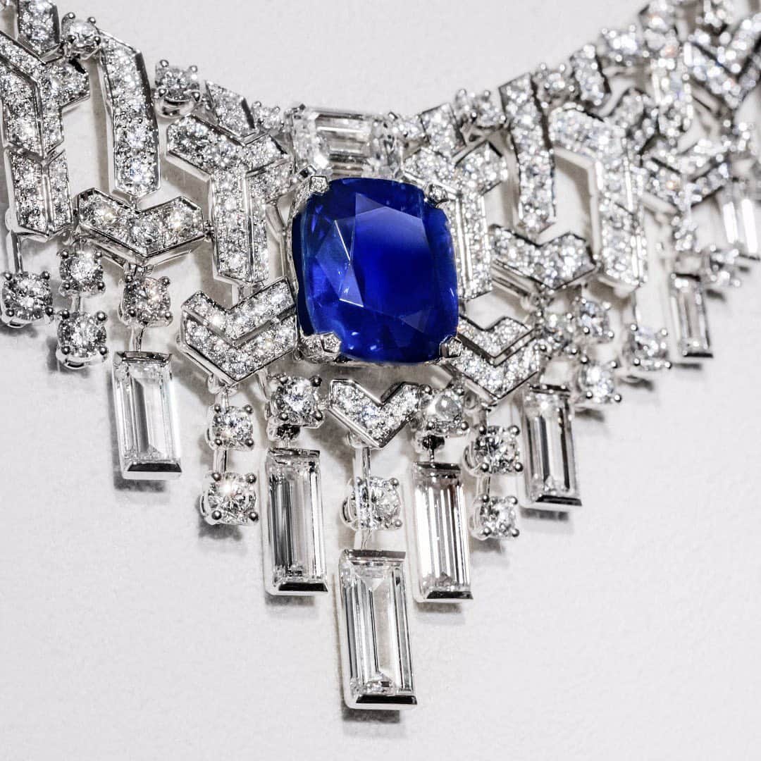 カルティエのインスタグラム：「Highlights from the [SUR]NATUREL High Jewelry event at the House of Myasnikov in St. Petersburg: This gleaming platinum and diamond necklace features one 13.08-carat cushion-shaped sapphire from Kashmir. The central sapphire and a 2.07-carat diamond are interchangeable and can be worn either on the necklace or on a ring.   #CartierHighJewelry #CartierSurNaturel」