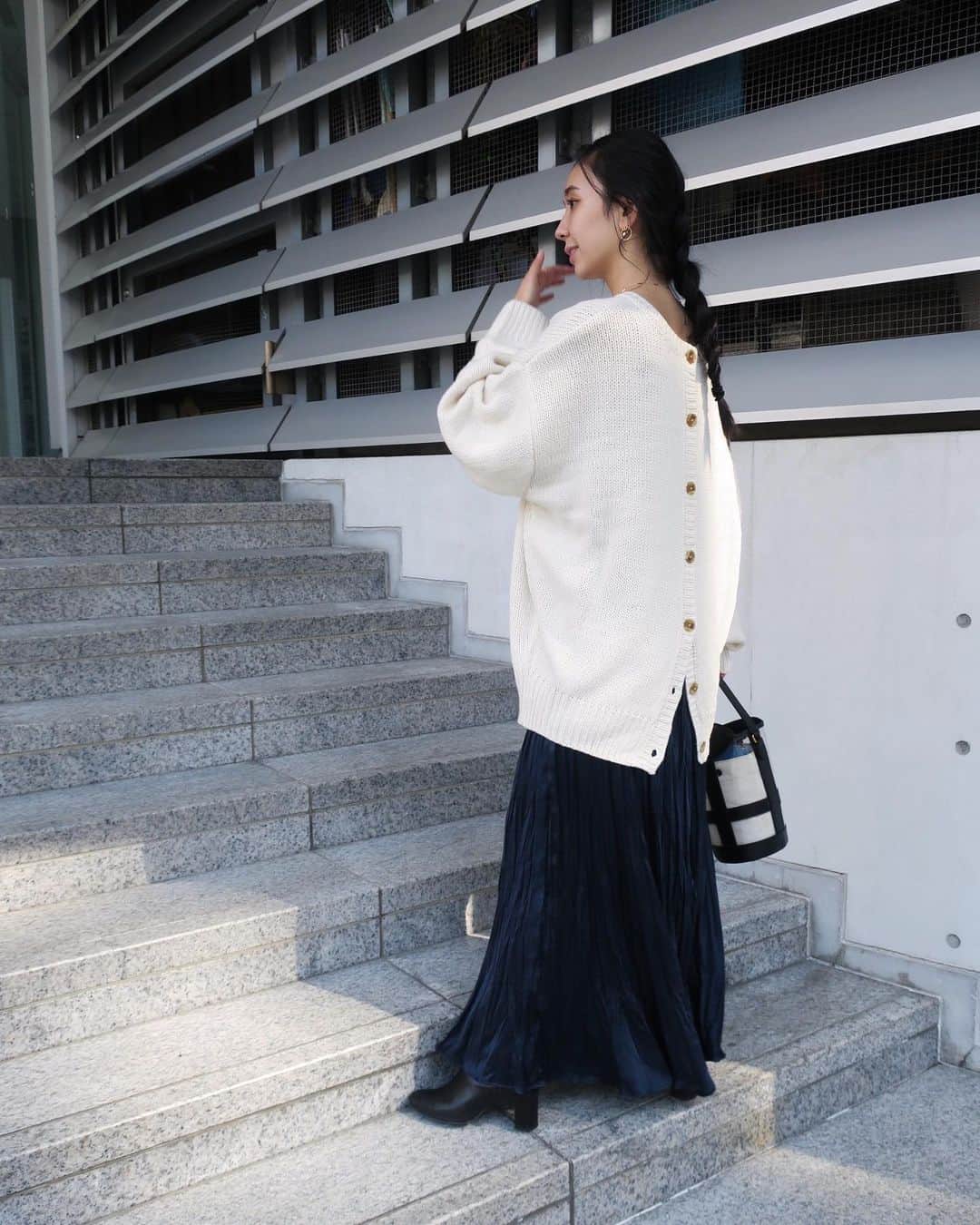 鈴木詩織のインスタグラム：「ぽかぽか陽気だったのでアウター無しで出掛けられた日でした🌞  knit / @classicalelf_official  skirt / ZARA shoes / united arrows bag / orsetto  ニットは、プルオーバーとカーディガンとしても着られる2wayデザインなんです！ ゆるっとしたシルエットでヒップを隠れる絶妙な丈感が好み。  スカートと合わせてみたけど、パンツも良さそう😉 しかもセールになってたよん！  ﻿ ﻿  ﻿  #クラシカルエルフ#classicalelf#エルフコーデ#locari#ニット #プルオーバー#デザインニット#pr#春コーデ#大人コーデ#大人カジュアル#プチプラ#プチプラコーデ#着回しコーデ#コーデ記録#コーデ部#コーデ日記#162cmコーデ#プリーツスカートコーデ」