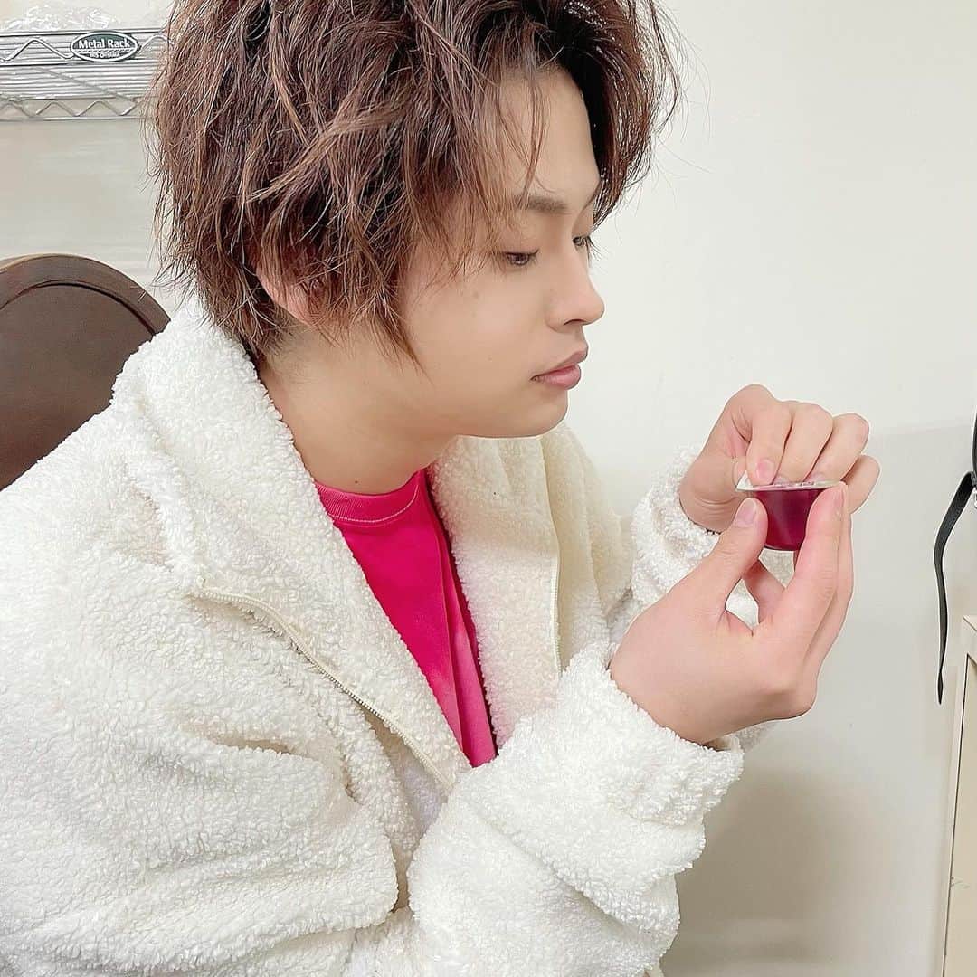 濱健人のインスタグラム：「ケータリングの蒟蒻ゼリー食べてた」
